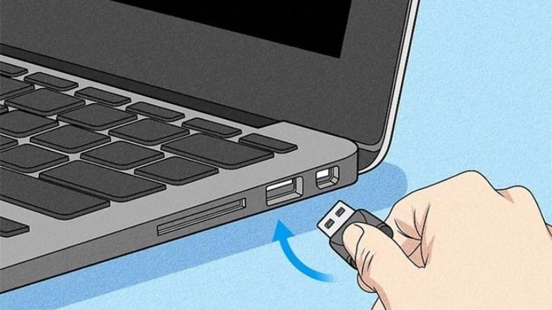 Cắm đ&acirc;̀u USB của bàn phím v&agrave;o laptop