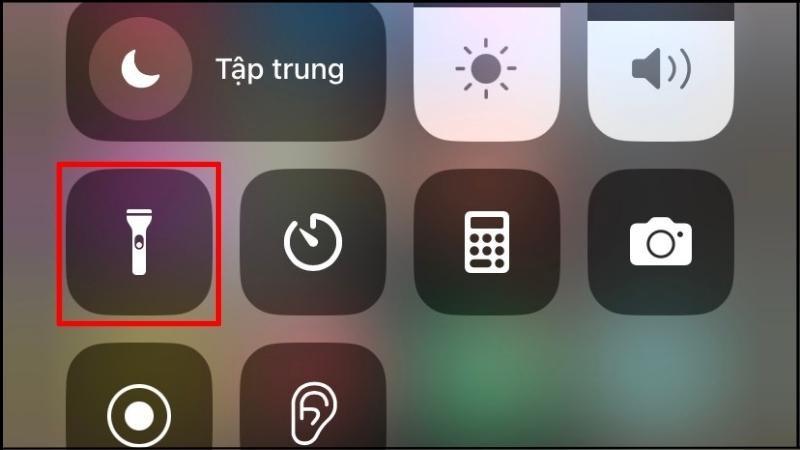 Nhấn giữ biểu tượng đèn pin tại Trung tâm điều khiển