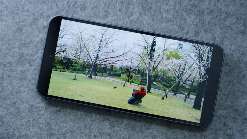 Nothing Phone (2) được trang bị màn hình đục lỗ rộng 6.7 inch cùng các thông số ấn tượng