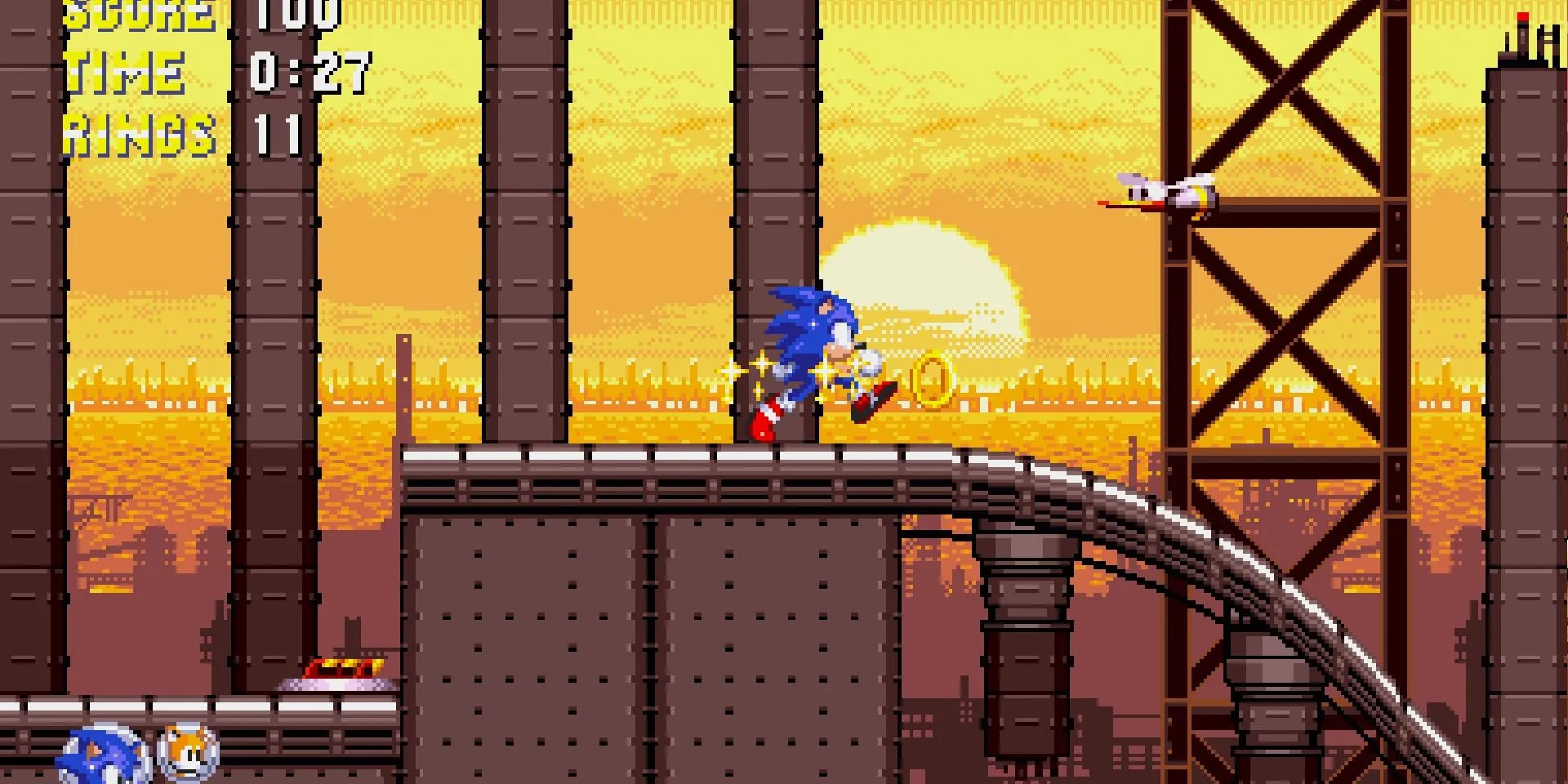 Ảnh chụp màn hình Sonic Triple Trouble 16-bit cho thấy Sonic đang chạy trên một nền tảng kim loại vào lúc hoàng hôn