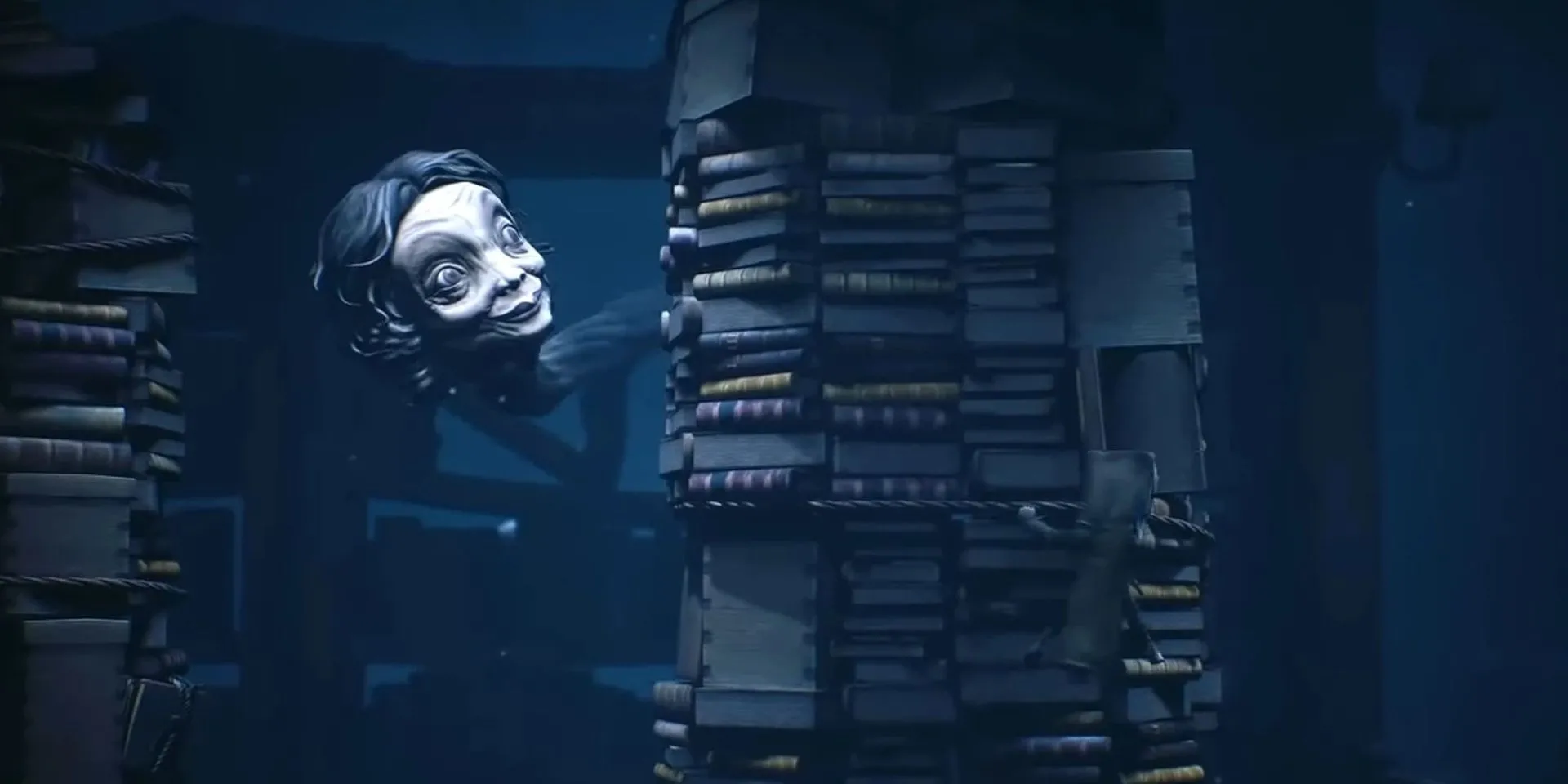 Cô Giáo với chiếc cổ dài ngoằng đang rượt đuổi Mono trong game Little Nightmares 2
