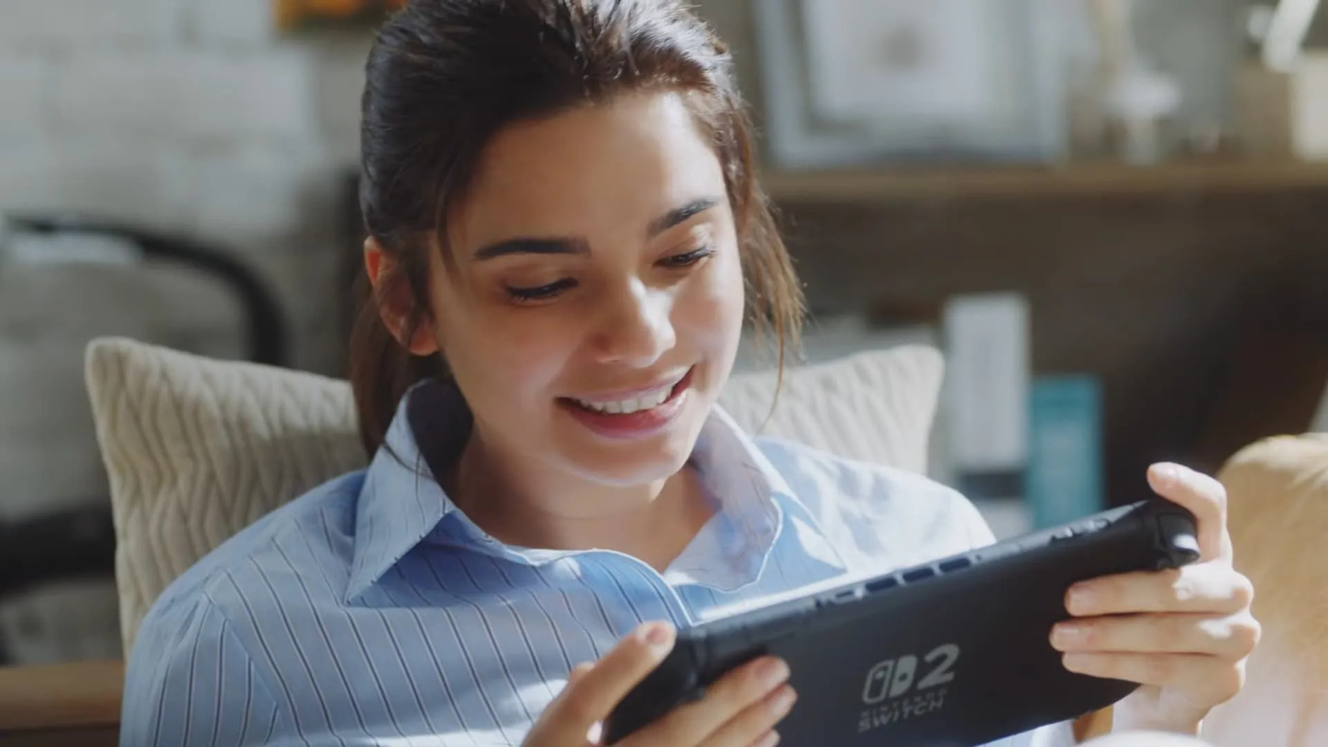 Hình ảnh máy Nintendo Switch 2 ở chế độ cầm tay hiển thị giao diện game, minh họa cho việc cần Gói Nâng Cấp cho các tựa game cũ.