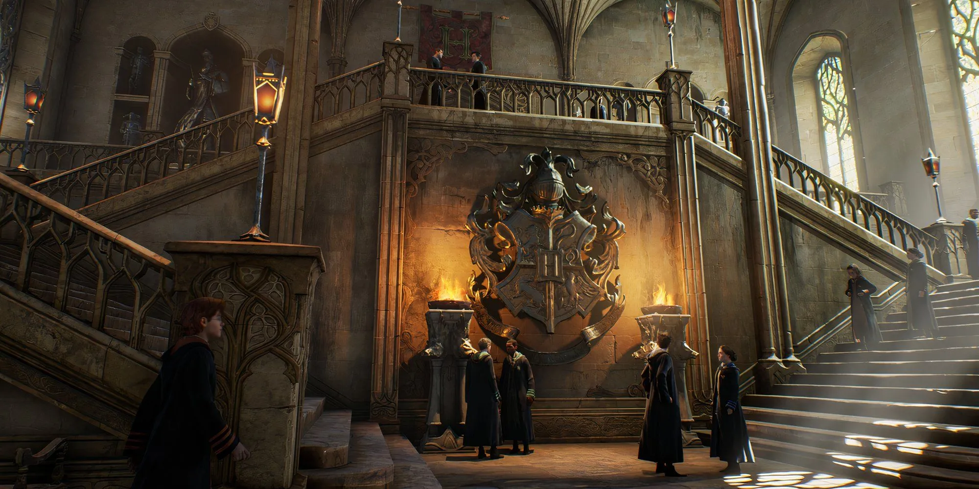 khung cảnh bên trong trường Hogwarts trong Hogwarts Legacy với nhiều học sinh đang đi lại và sinh hoạt