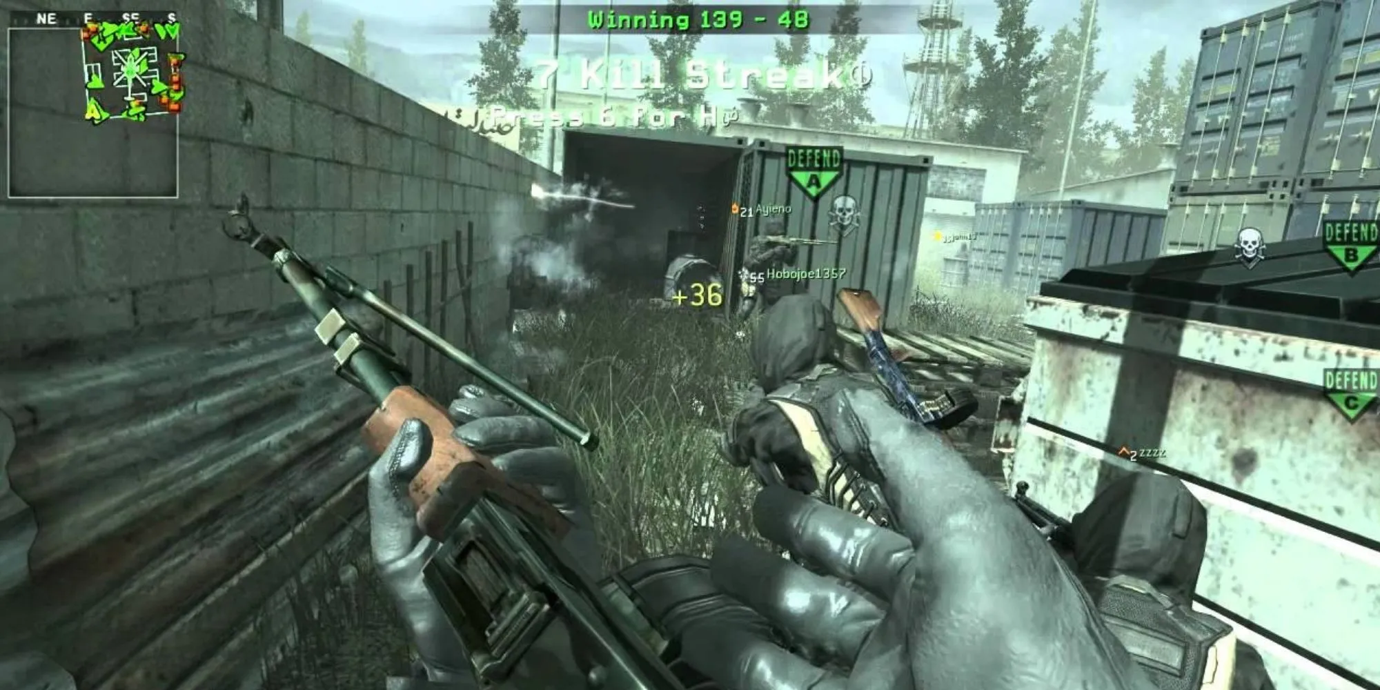 Khung cảnh hỗn loạn trên bản đồ Shipment trong Call of Duty với các vụn nổ và làn đạn dày đặc tượng trưng cho nạn spawn kill