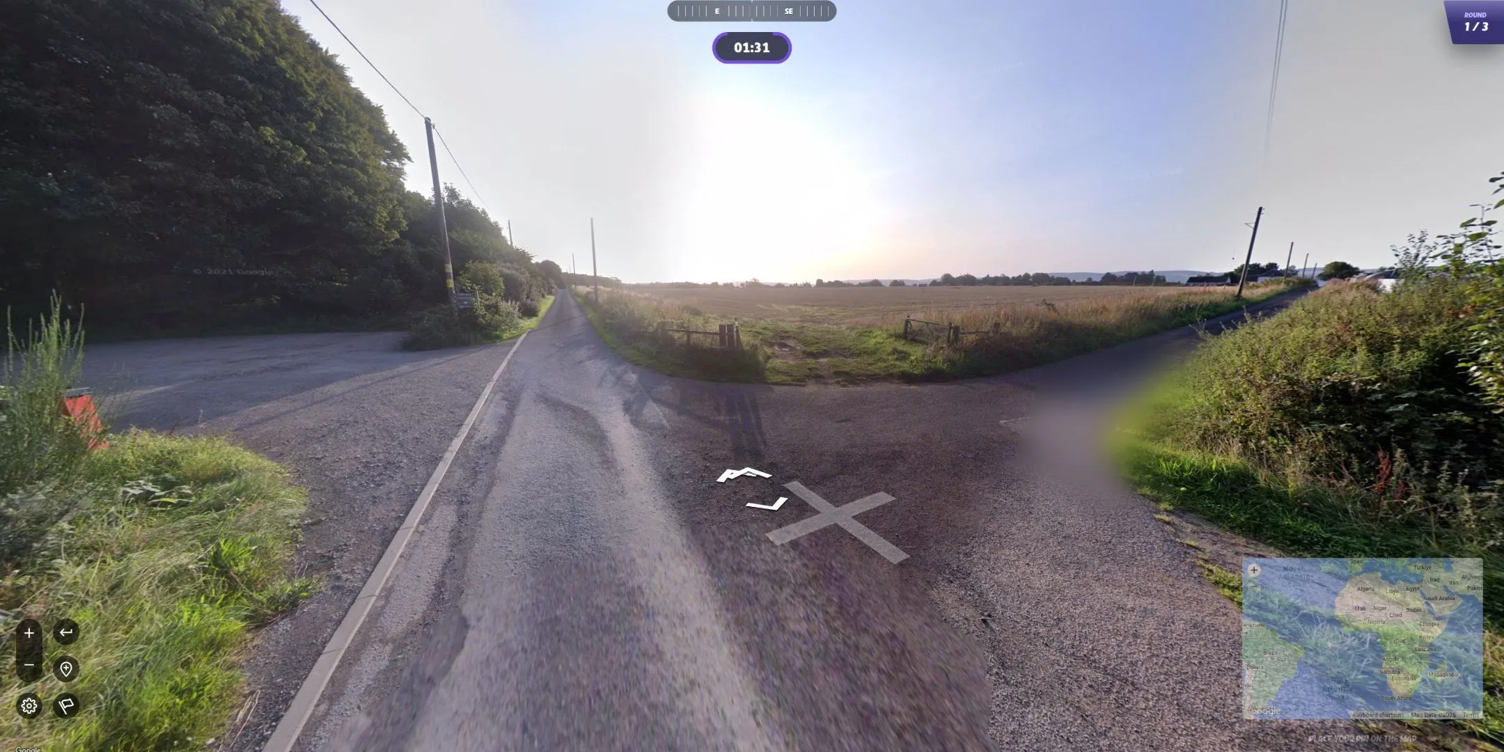 Khung cảnh một cánh đồng ở Dundee Scotland hiển thị trong giao diện game GeoGuessr
