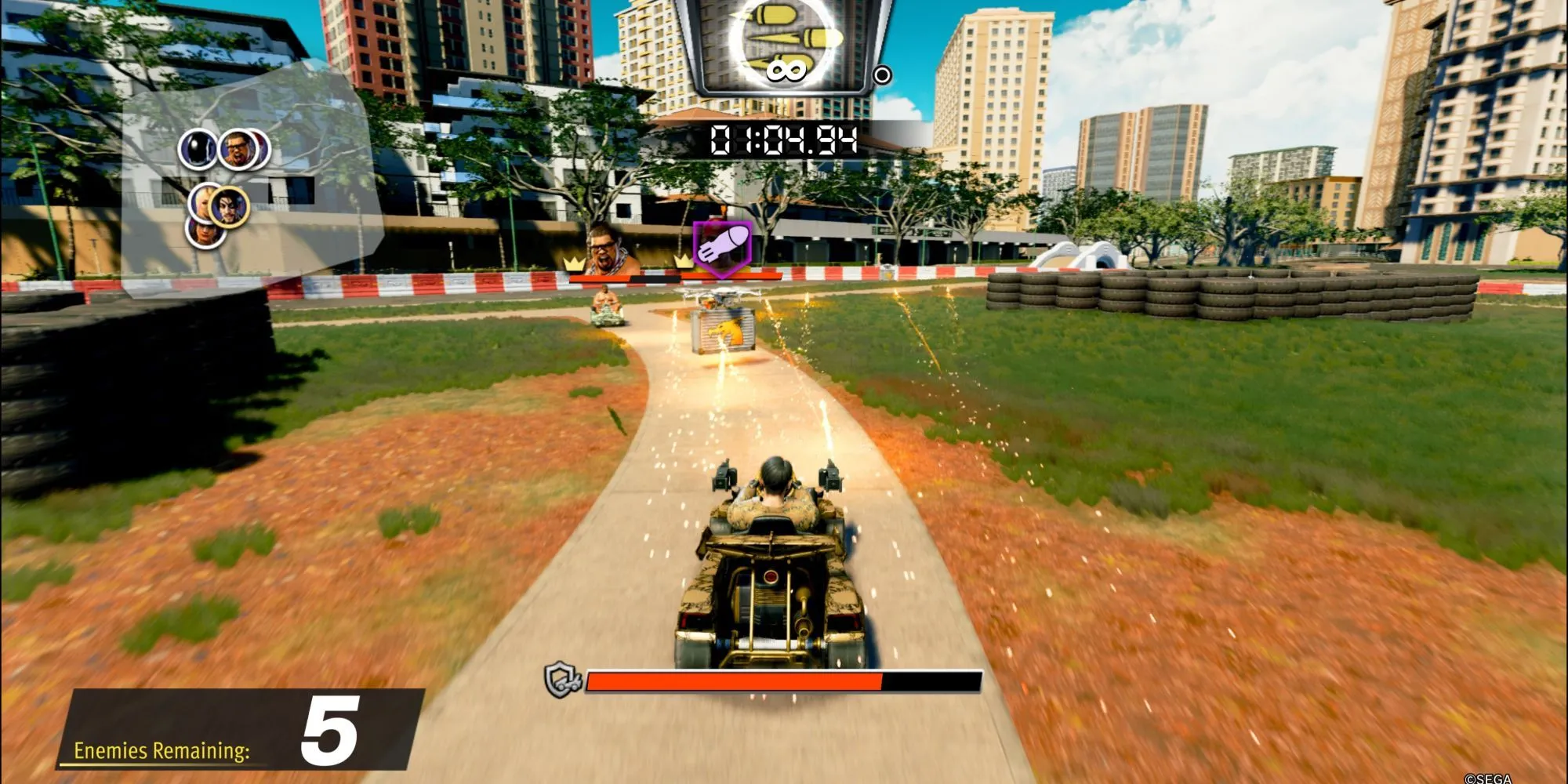 Majima trong trận Duel của Dragon Kart, nhắm bắn đối thủ trên một bản đồ nhỏ, khép kín