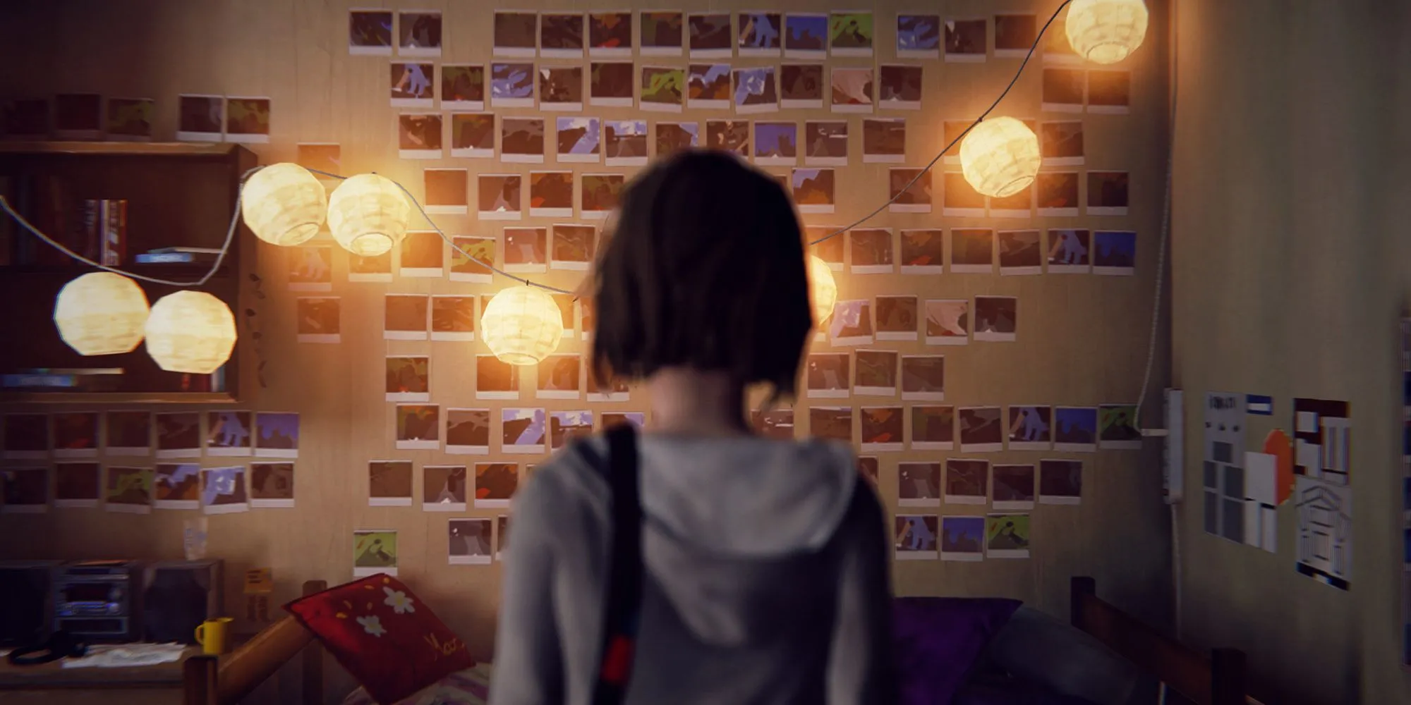 Max Caulfield từ Life is Strange trầm tư nhìn bức tường ảnh Polaroid