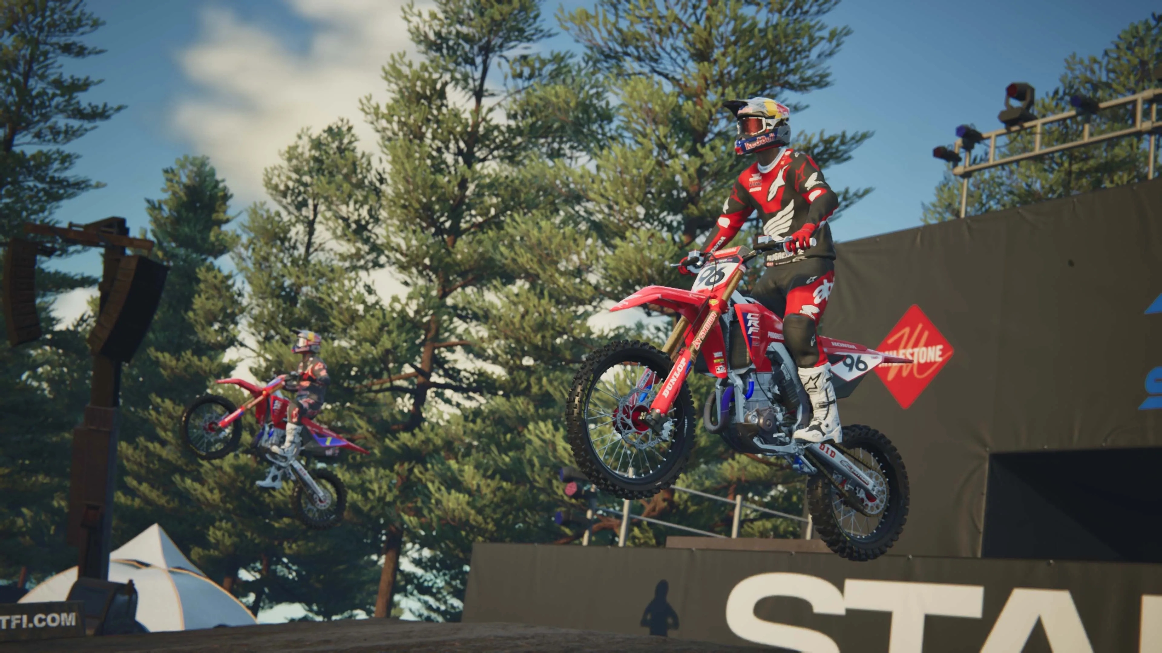 Một cuộc đua Rhythm Attack trong Monster Energy Supercross 25, nơi hai tay đua đối đầu trực tiếp