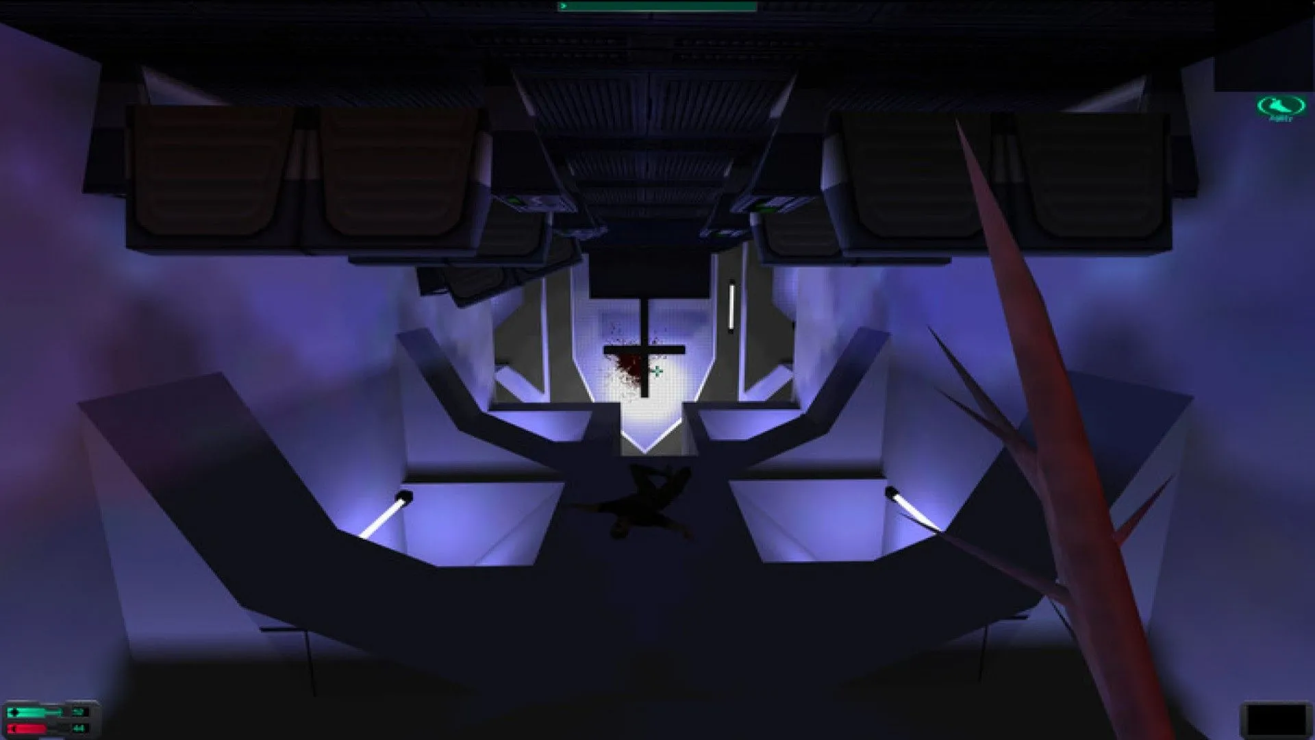 Một hành lang tối tăm trong System Shock 2 Remaster với giao diện người chơi và kẻ thù phía xa