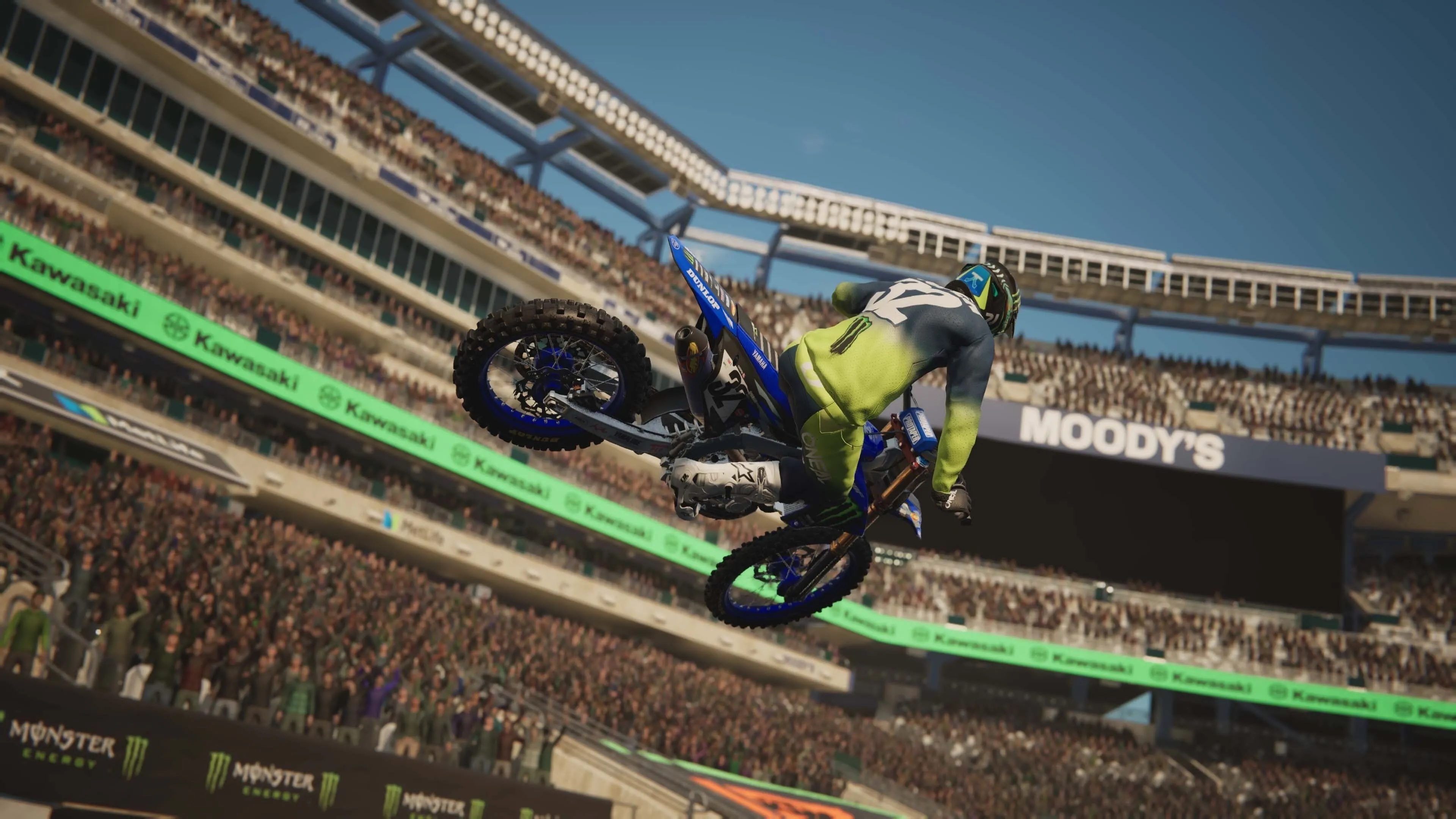 Một tay đua Monster Energy Supercross 25 bay cao qua các chướng ngại vật trên đường đua
