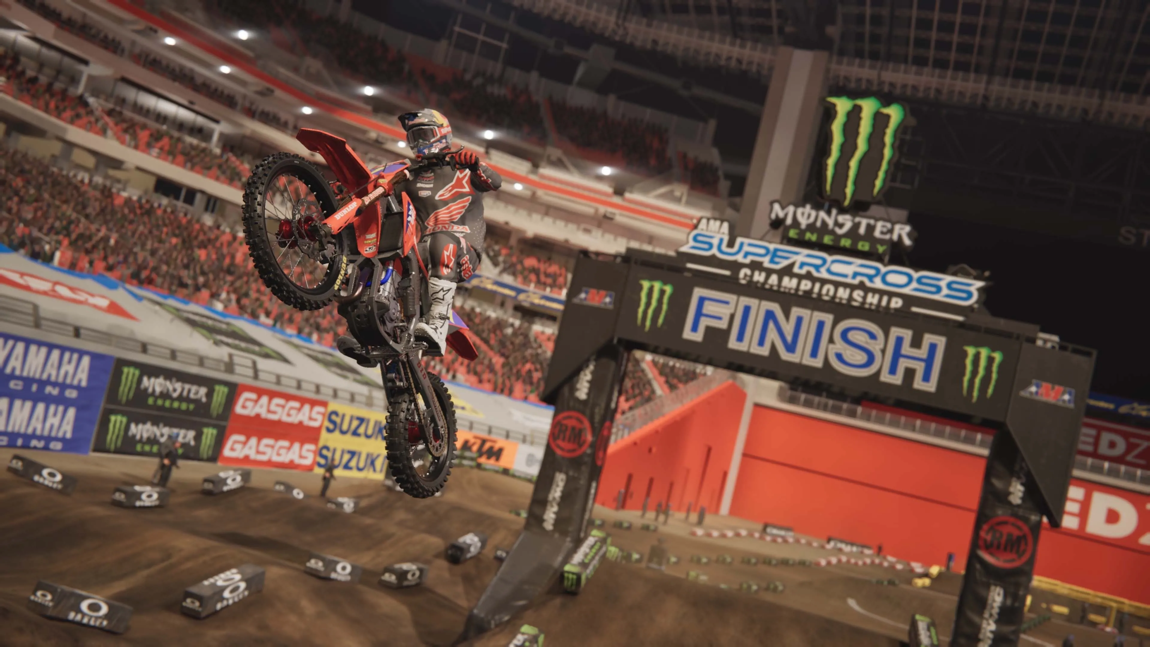 Một tay đua Monster Energy Supercross 25 cán đích trong một cuộc đua căng thẳng