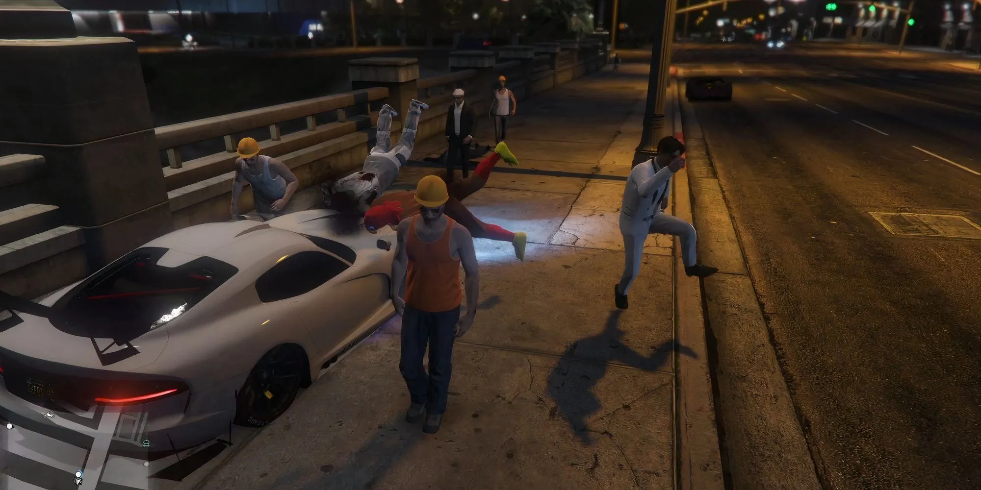 Người chơi biểu tình trong GTA Online bị xe hơi đâm phải trên đường phố Los Santos