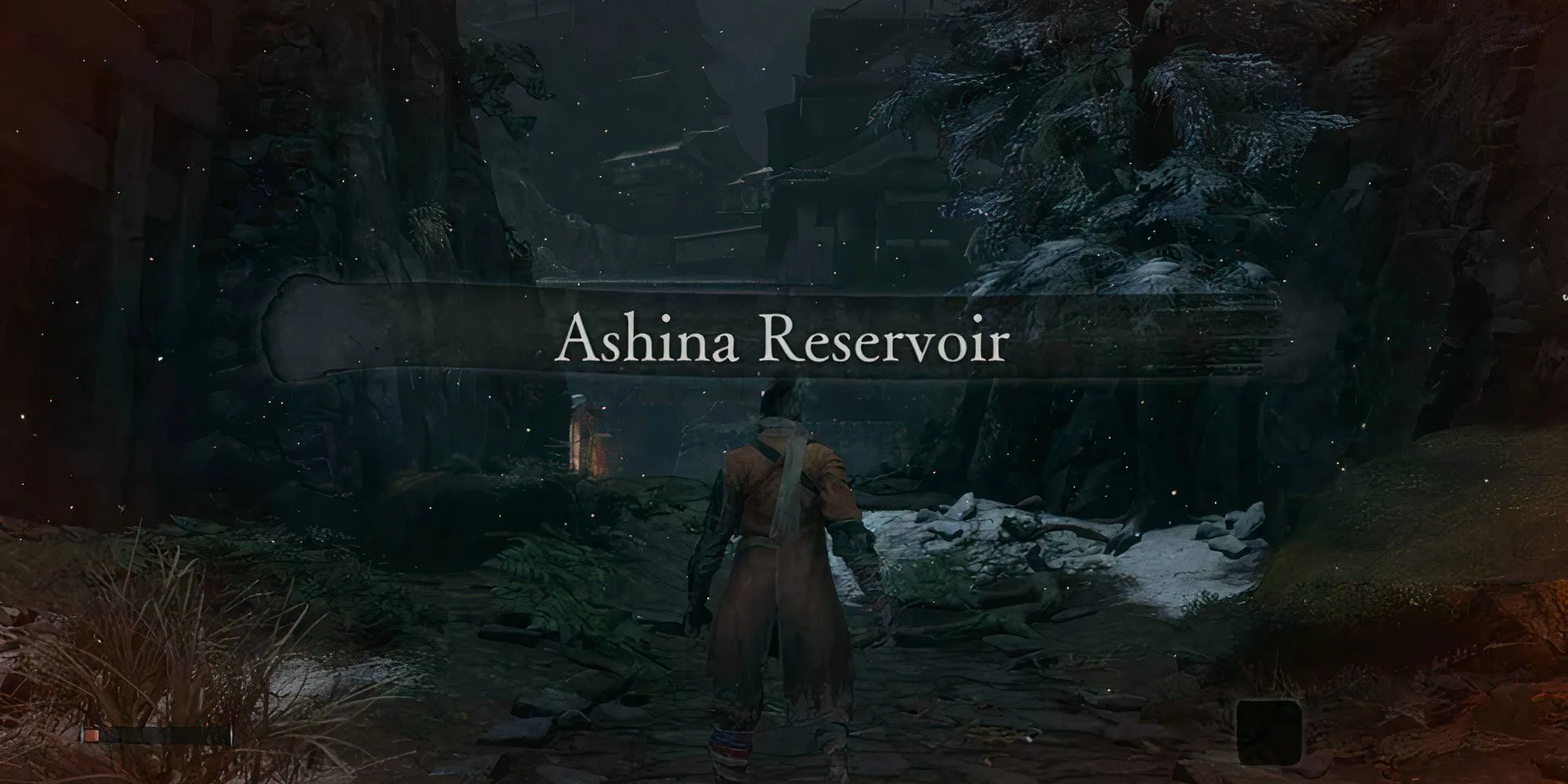 Nhân vật Sói (Wolf) di chuyển qua khu vực Hồ Chứa Ashina phủ tuyết trắng trong Sekiro, với kiến trúc cổ Nhật Bản và không khí lạnh lẽo.