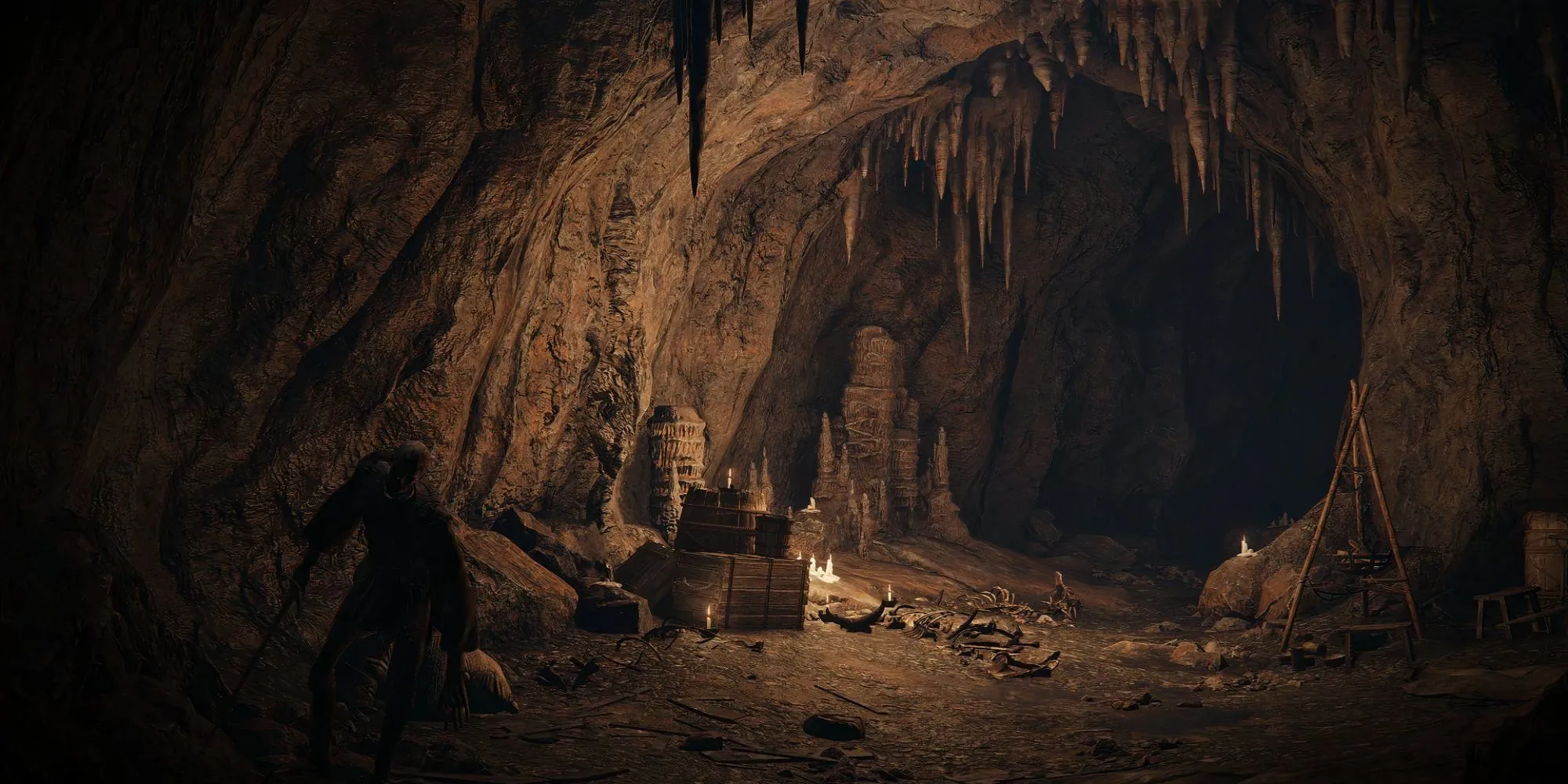 Nhân vật Tarnished đứng trong Cave of Knowledge của Elden Ring, một hang động tối với những dòng chữ hướng dẫn phát sáng trên tường.