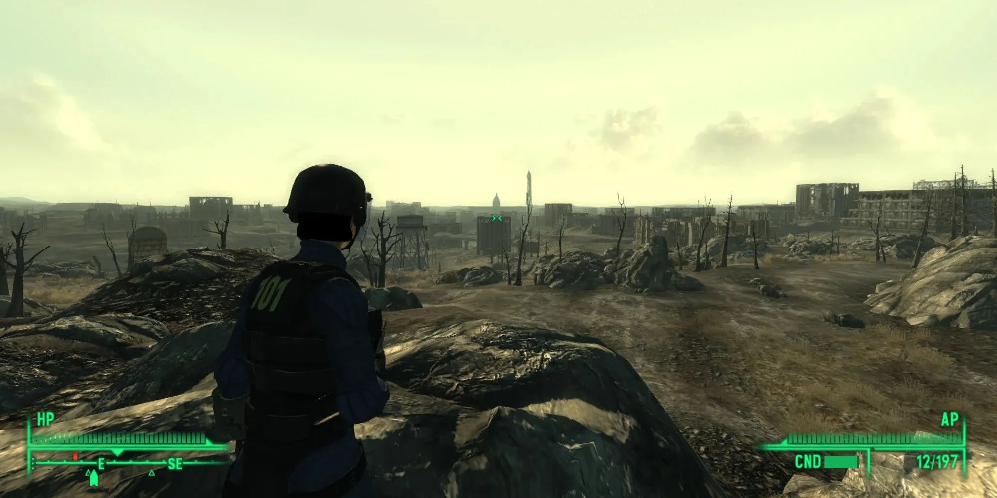 Nhân vật trong Fallout 3 đứng giữa vùng đất hoang tàn sau thảm họa hạt nhân, phía xa là tàn tích của Washington D.C.