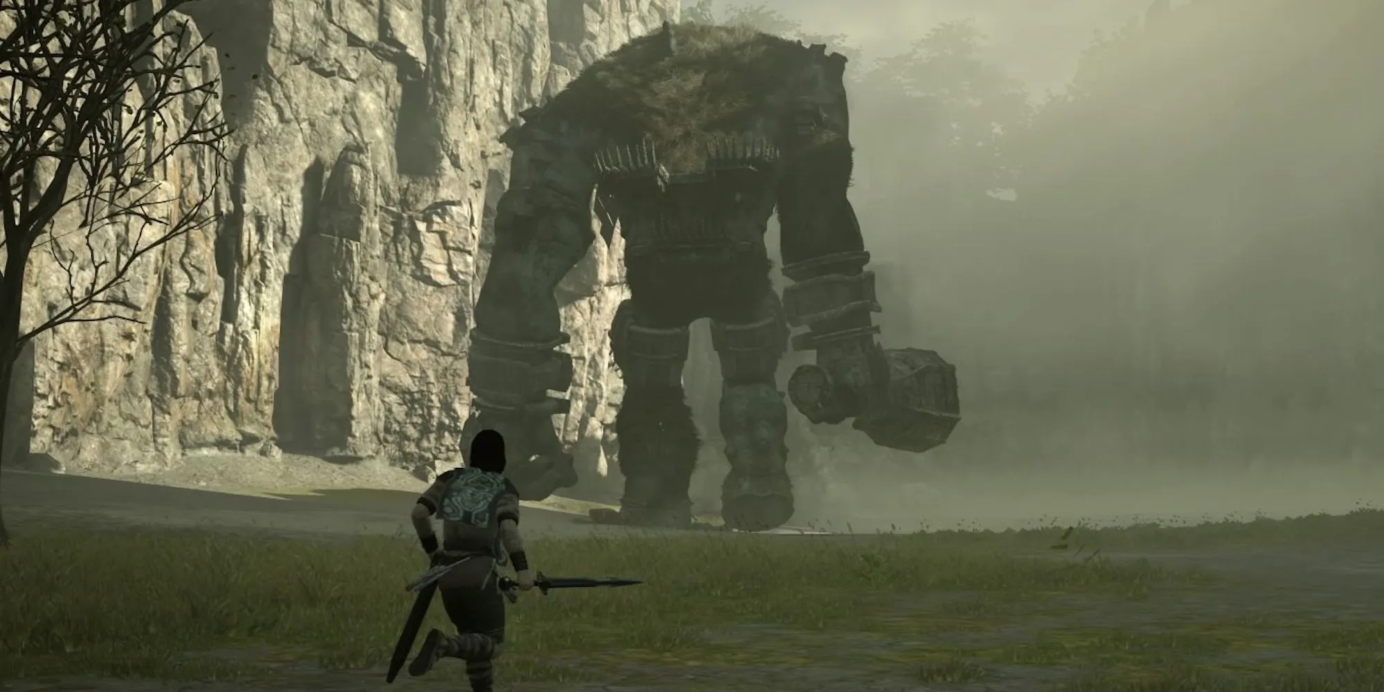 Nhân vật Wander cưỡi ngựa Agro truy đuổi một Colossus khổng lồ trong Shadow of the Colossus