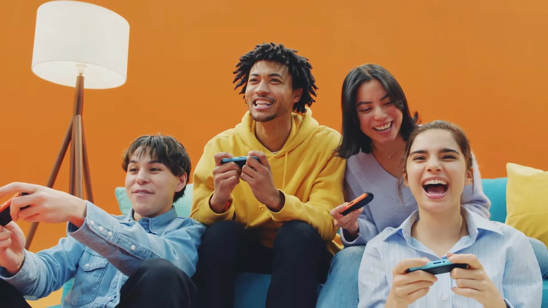 Nhóm người chơi đang trò chuyện và chia sẻ màn hình chơi game trên Nintendo Switch 2