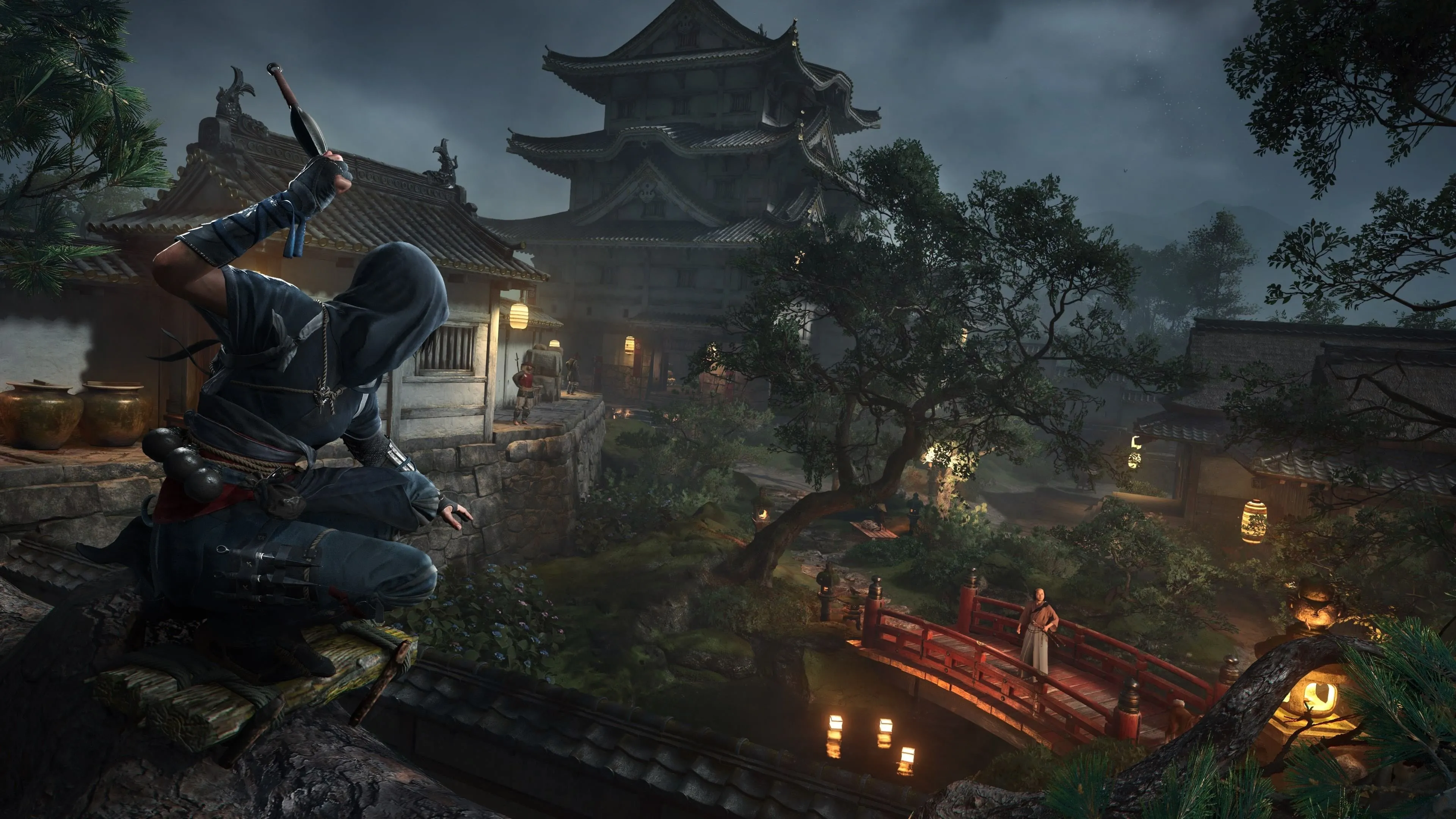 Nữ sát thủ Naoe trong trang phục ninja, ẩn mình trên mái nhà và quan sát mục tiêu trong Assassin's Creed Shadows.
