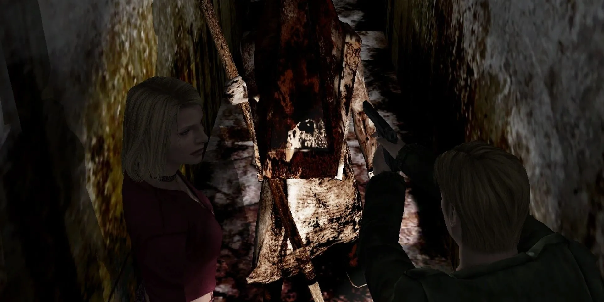 Pyramid Head đứng chặn đường James và Maria trong bệnh viện ở Silent Hill 2