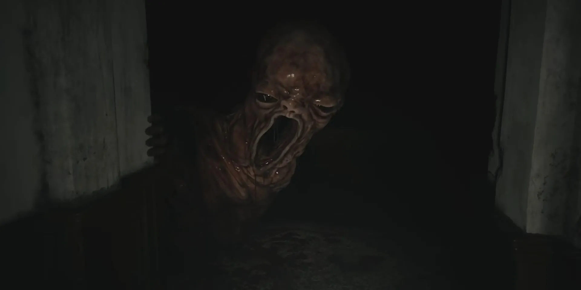 Sinh vật Baby khổng lồ ghê rợn xuất hiện trong hành lang tối ở Resident Evil Village