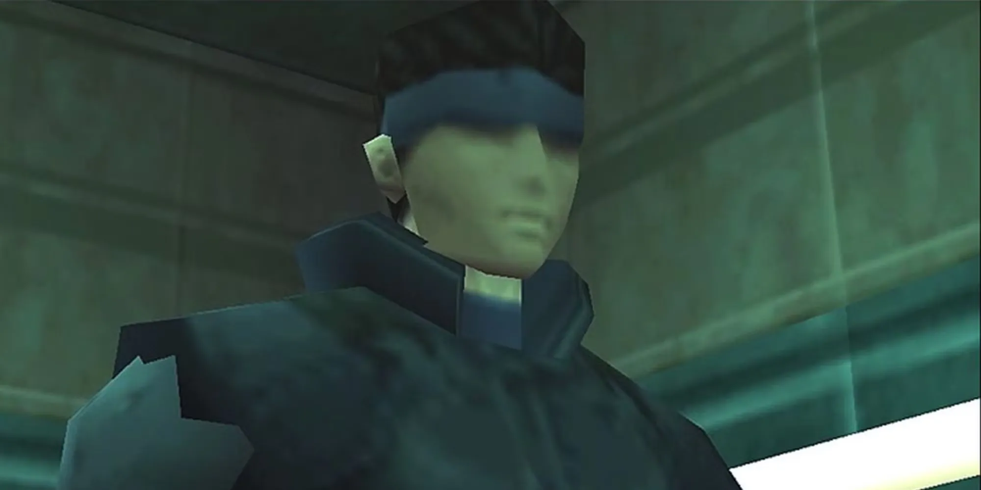 Solid Snake ẩn nấp trong một căn cứ quân sự ở Metal Gear Solid