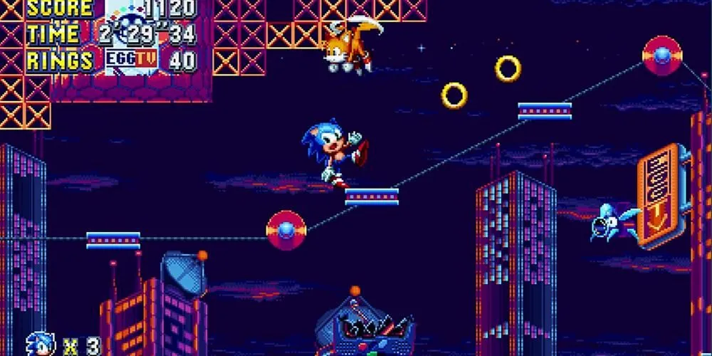 Sonic trong Sonic Mania mất thăng bằng bên rìa một nền tảng, phía xa là thành phố đèn neon