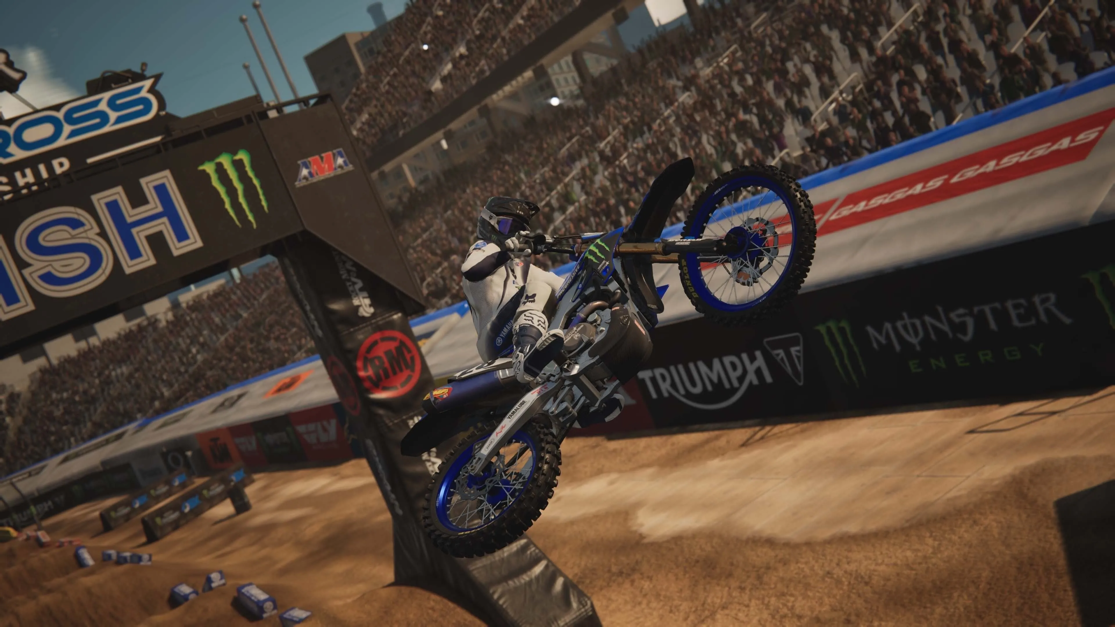 Tay đua Monster Energy Supercross 25 thực hiện cú nhảy ngoạn mục trên không