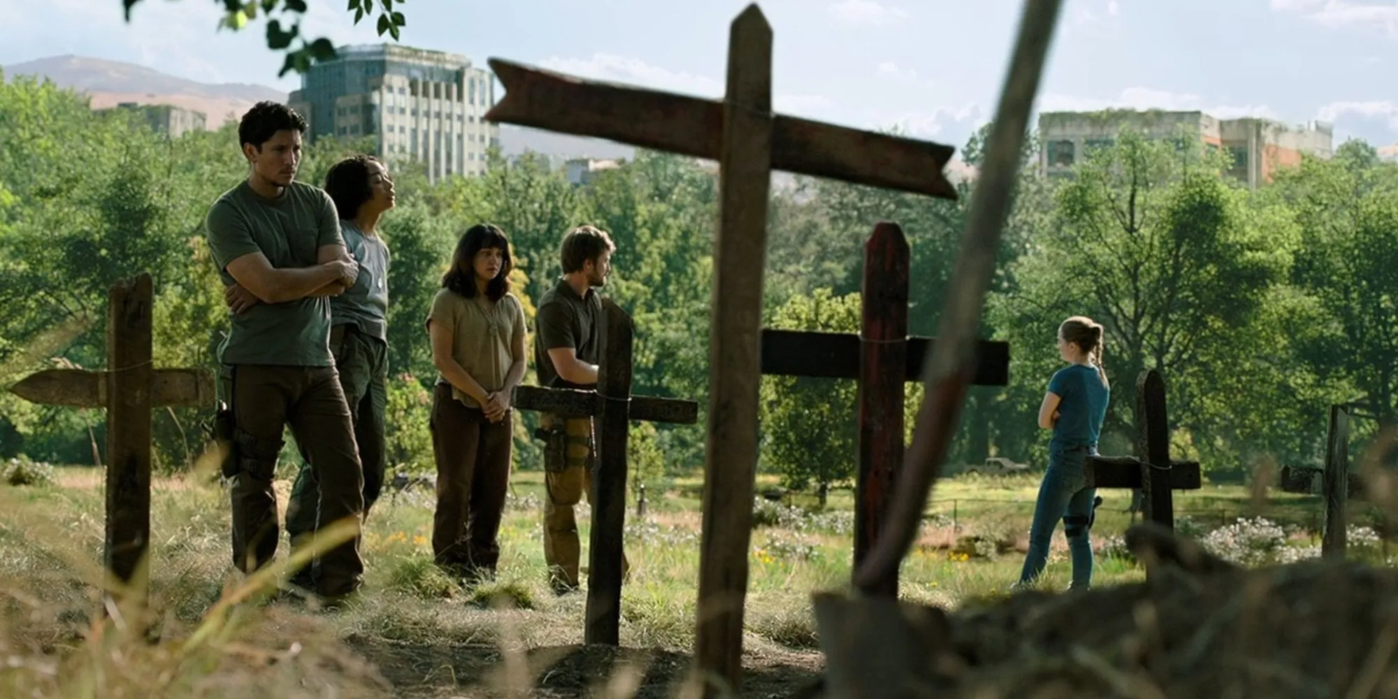 Abby và nhóm bạn đứng trước những ngôi mộ tại Bệnh viện St. Mary trong series The Last of Us HBO Season 2, bối cảnh tiết lộ động cơ trả thù của Abby