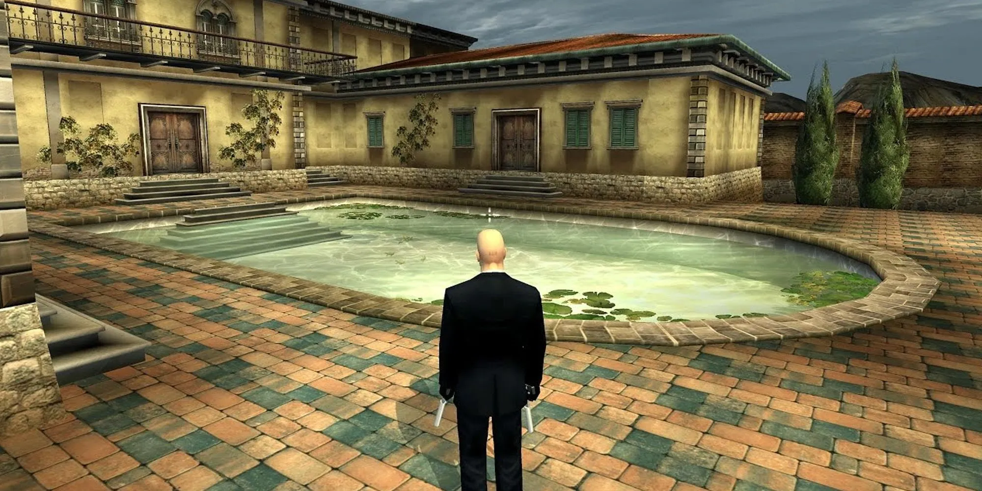 Agent 47 trong Hitman 2: Silent Assassin với cơ chế lén lút mới