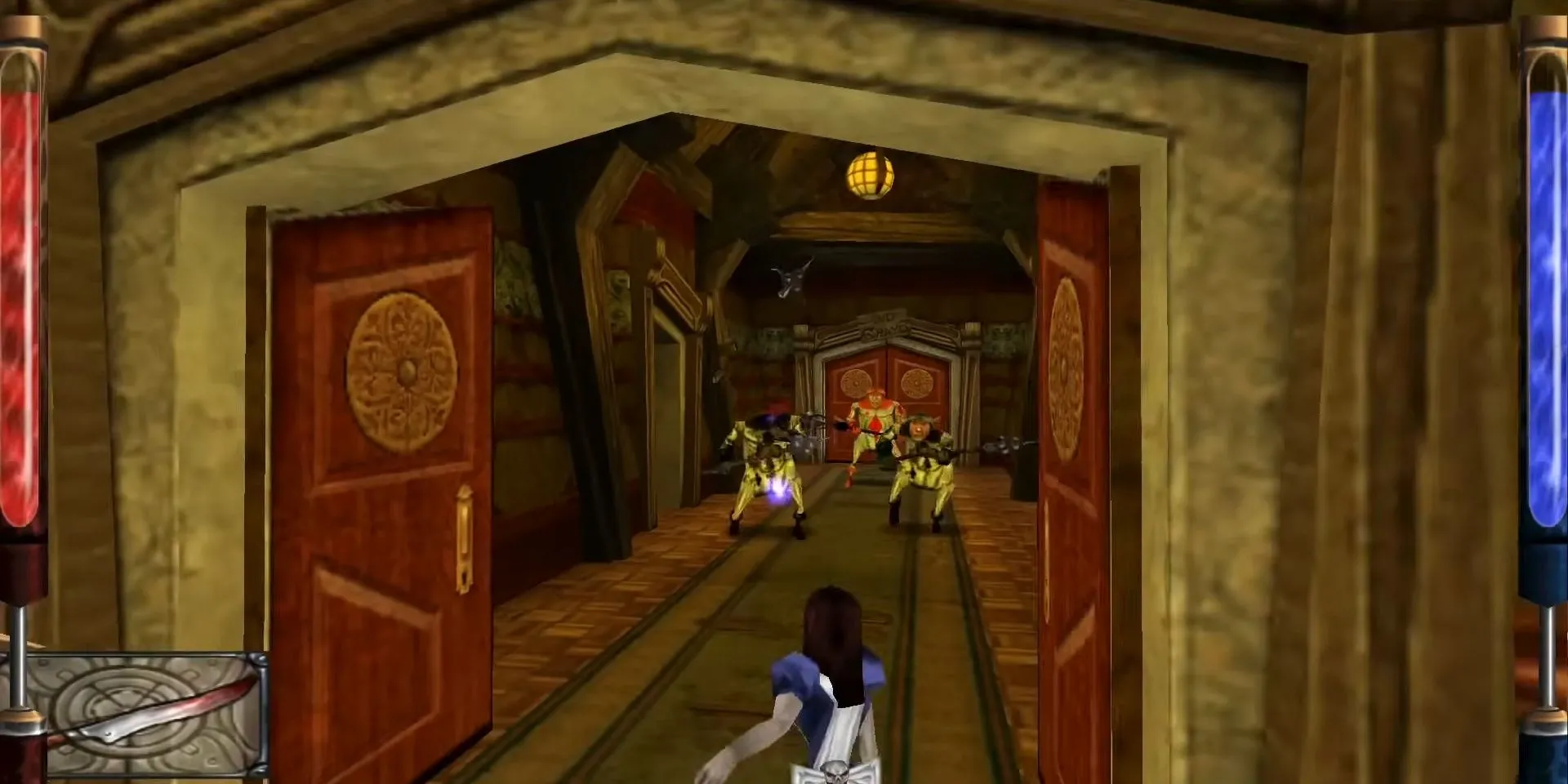 Alice chiến đấu với lính bài trong game phiêu lưu hành động American McGee’s Alice