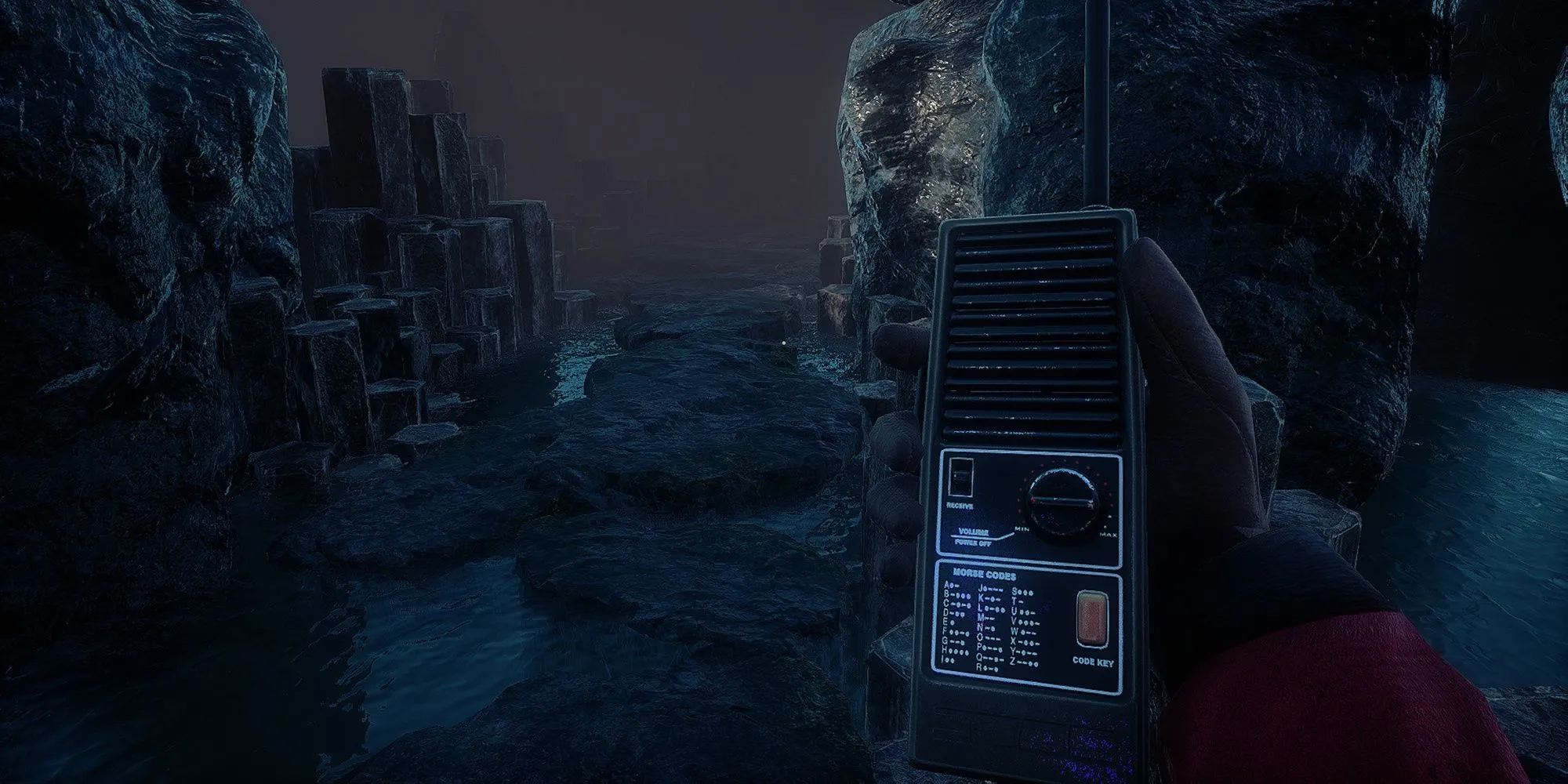 Ảnh chụp màn hình game Conarium, một căn phòng với thiết bị radio cũ