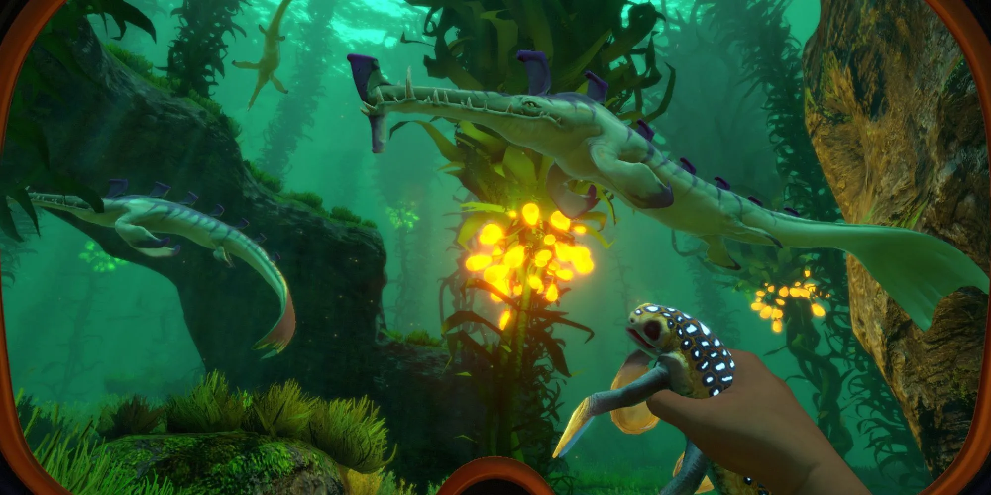 Ảnh chụp màn hình Subnautica dưới nước với ánh sáng vàng