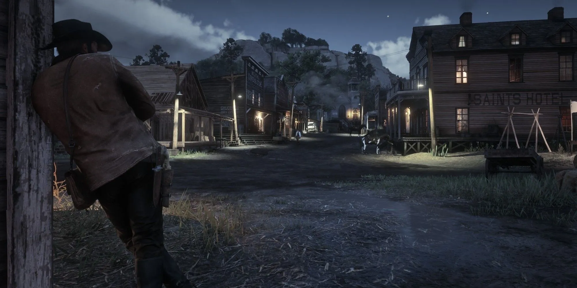 Arthur Morgan đứng chờ trong thị trấn Valentine của Red Dead Redemption 2