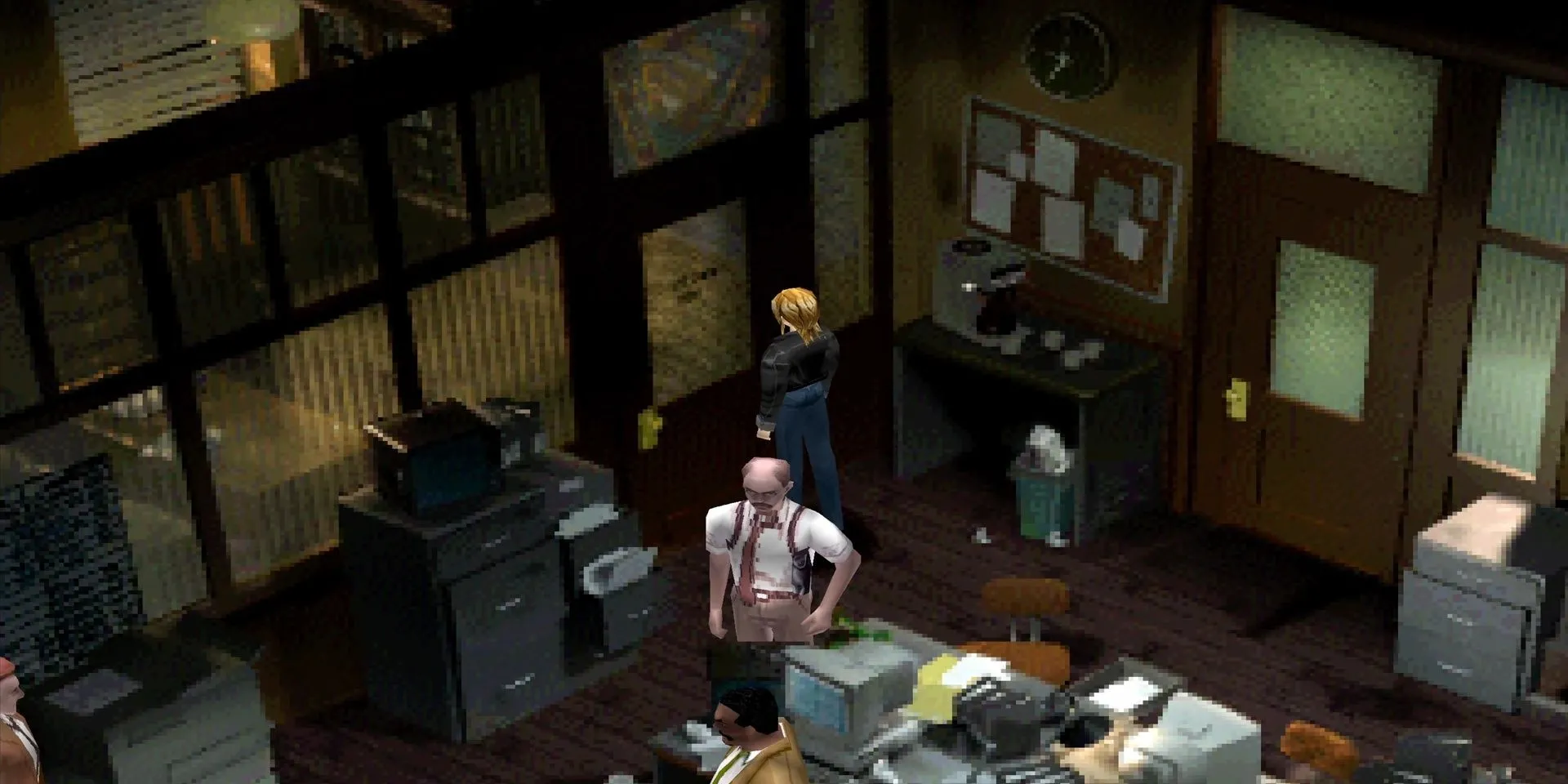 Aya Brea đứng trong đồn cảnh sát New York trong game kinh dị RPG Parasite Eve