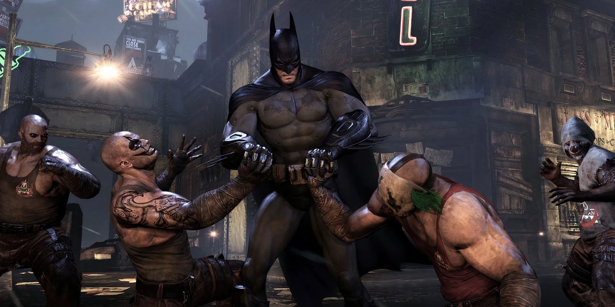 Batman phản đòn hai tên côn đồ trong Arkham City.
