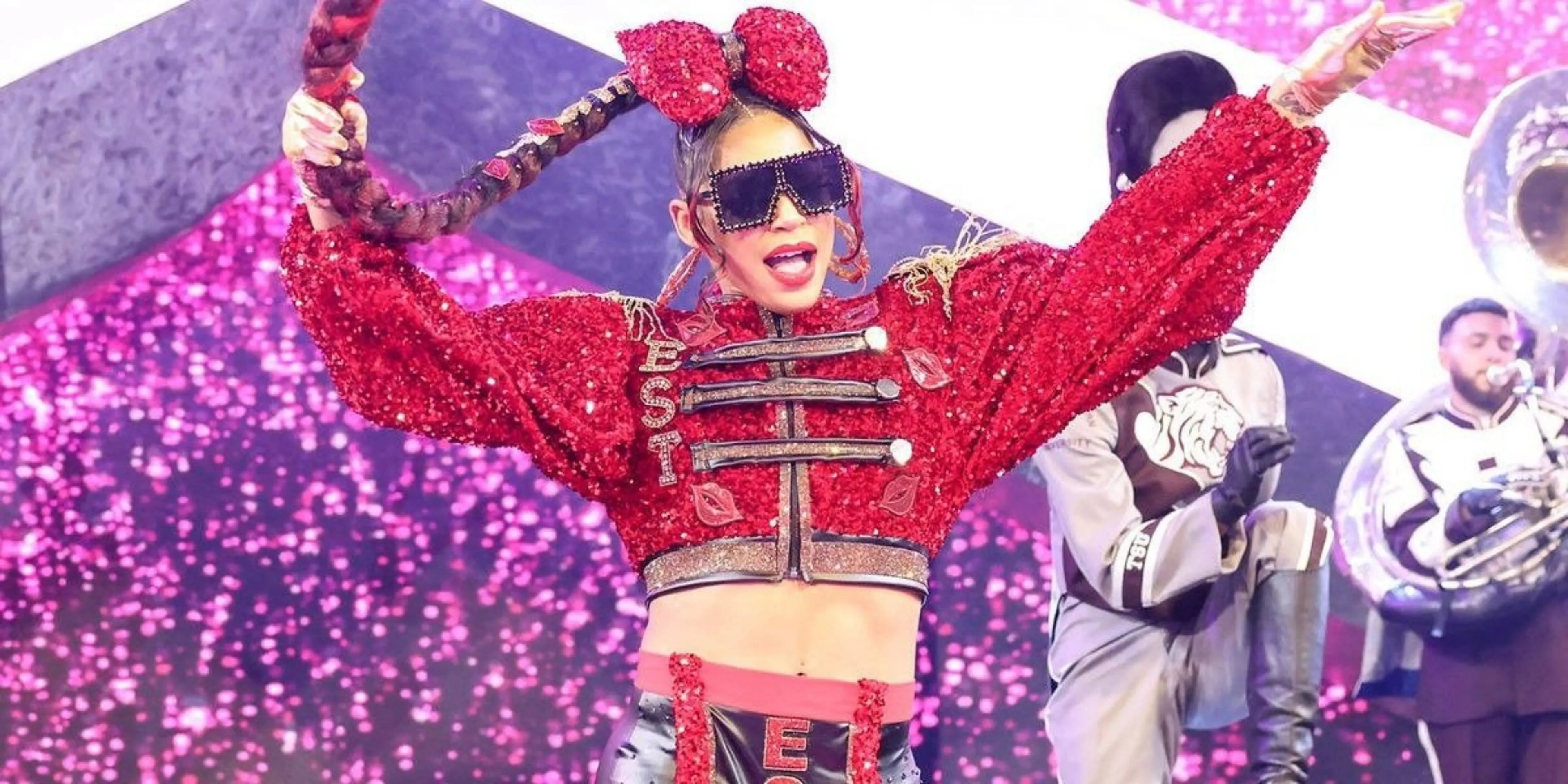 Bianca Belair đứng trên sàn đấu WrestleMania 38 với ban nhạc diễu hành biểu diễn phía sau