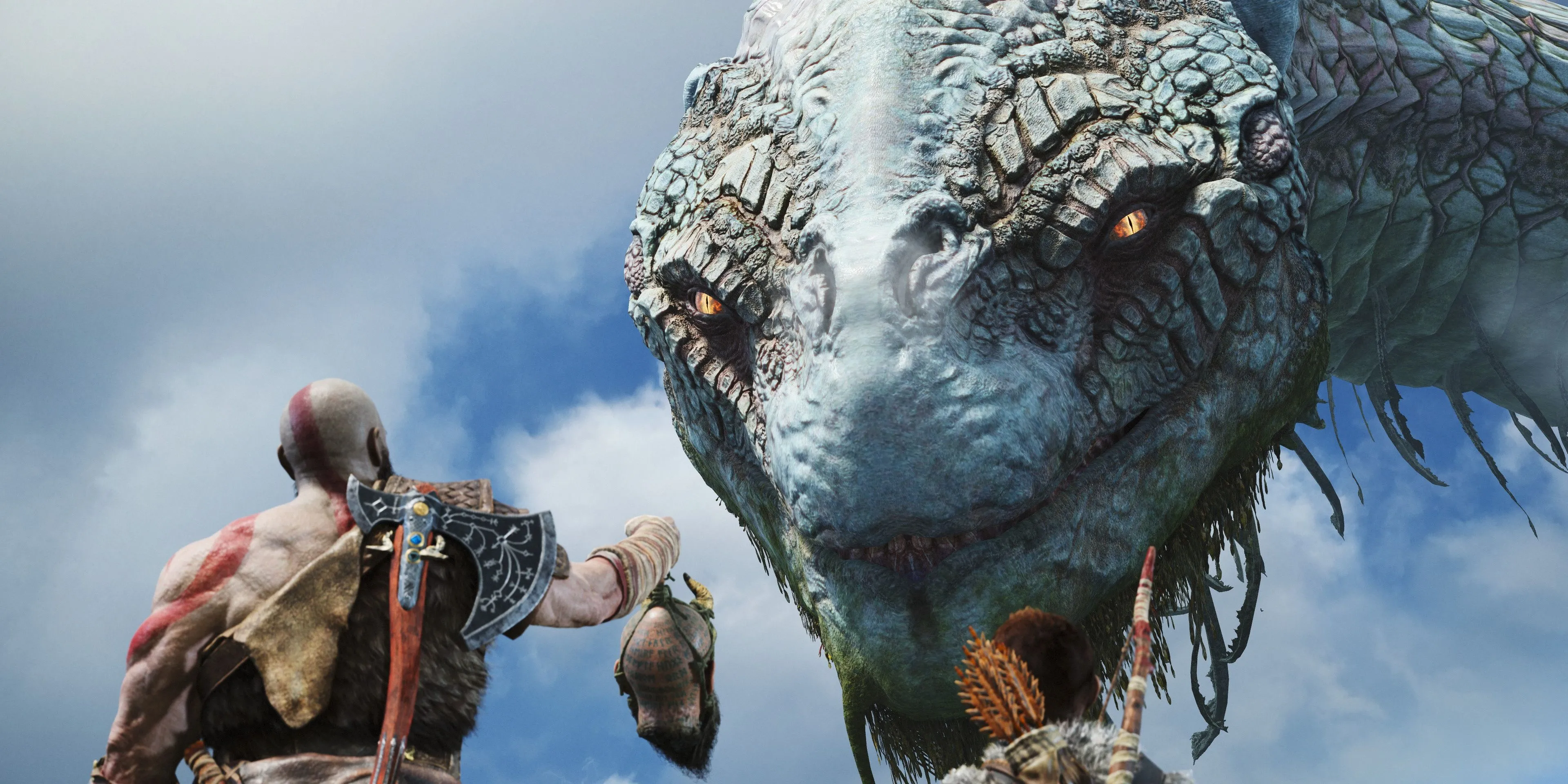 Bộ ba nhân vật Kratos, Atreus và Mimir đang gặp gỡ Jörmungandr (Midgard Serpent) khổng lồ trong một cảnh quay của God of War (2018)