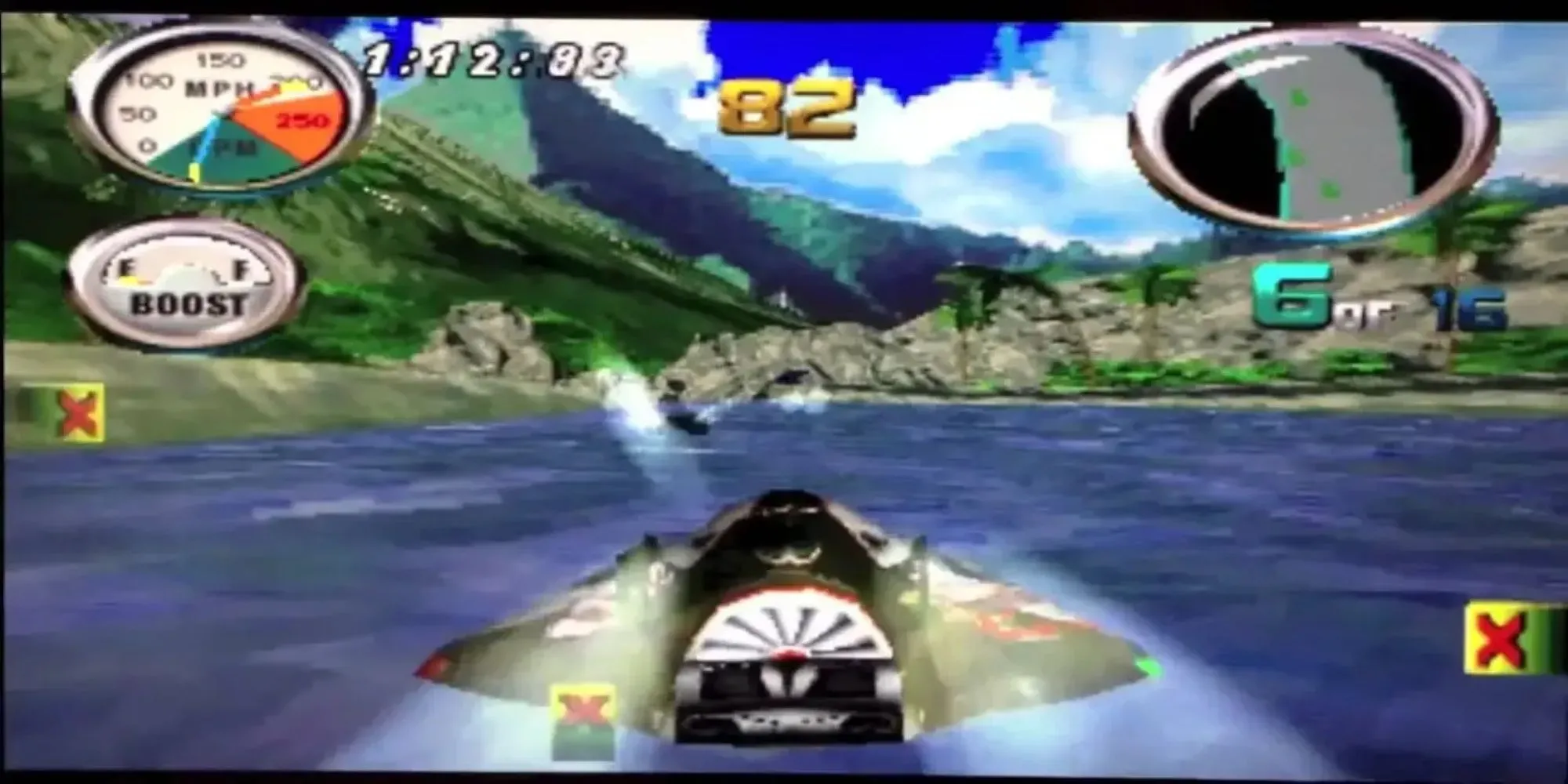Chiếc thuyền tốc độ cao lướt trên mặt nước gồ ghề trong game đua thuyền arcade Hydro Thunder.