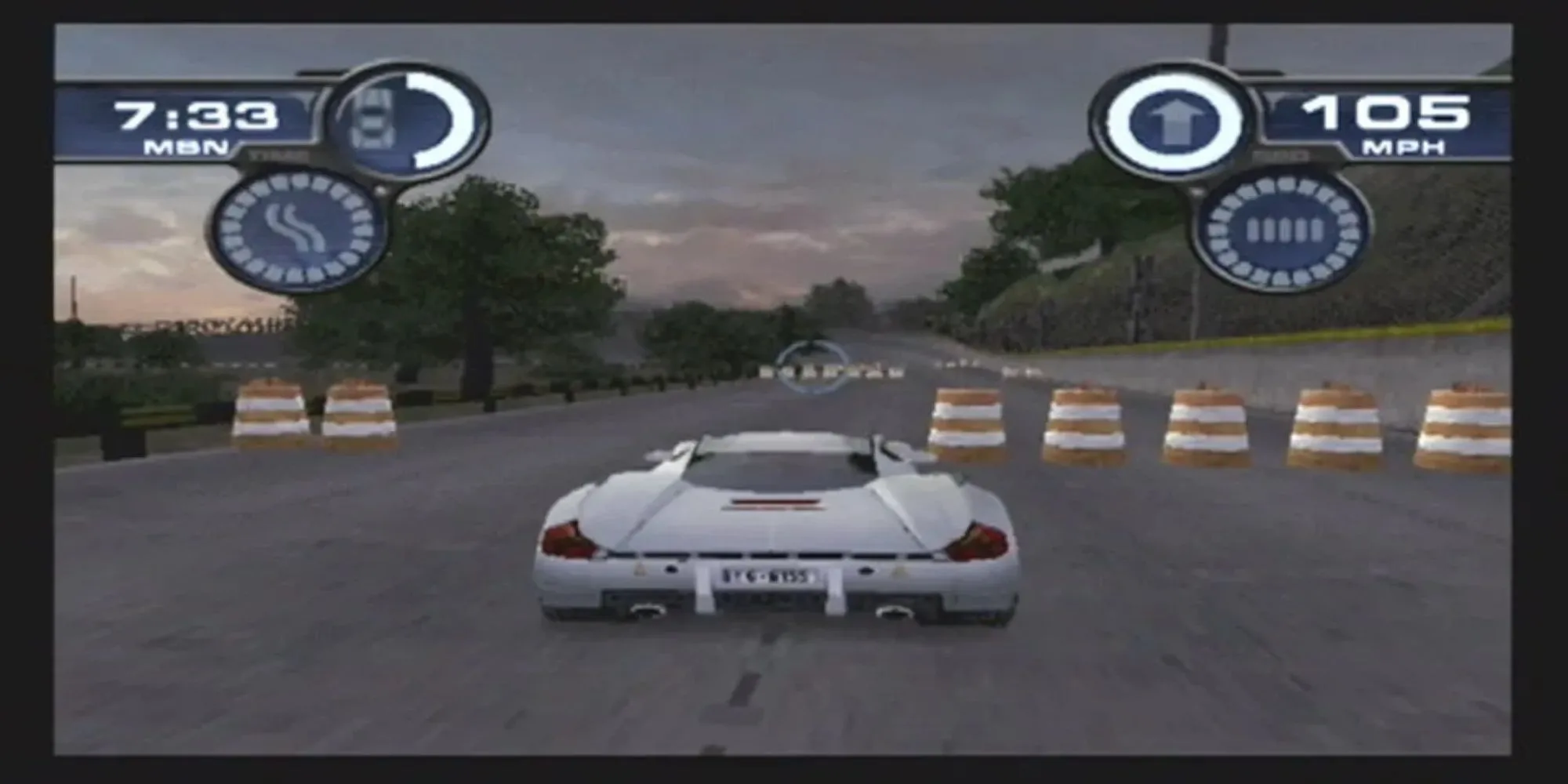Chiếc xe đặc vụ Interceptor đa năng di chuyển trên đường trong game hành động lái xe SpyHunter.