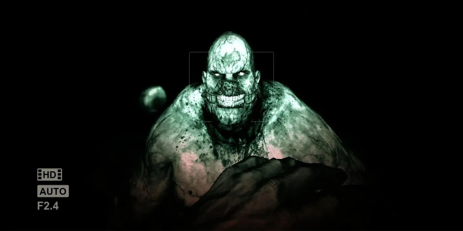 Chris Walker với kính nhìn đêm trong cảnh game Outlast