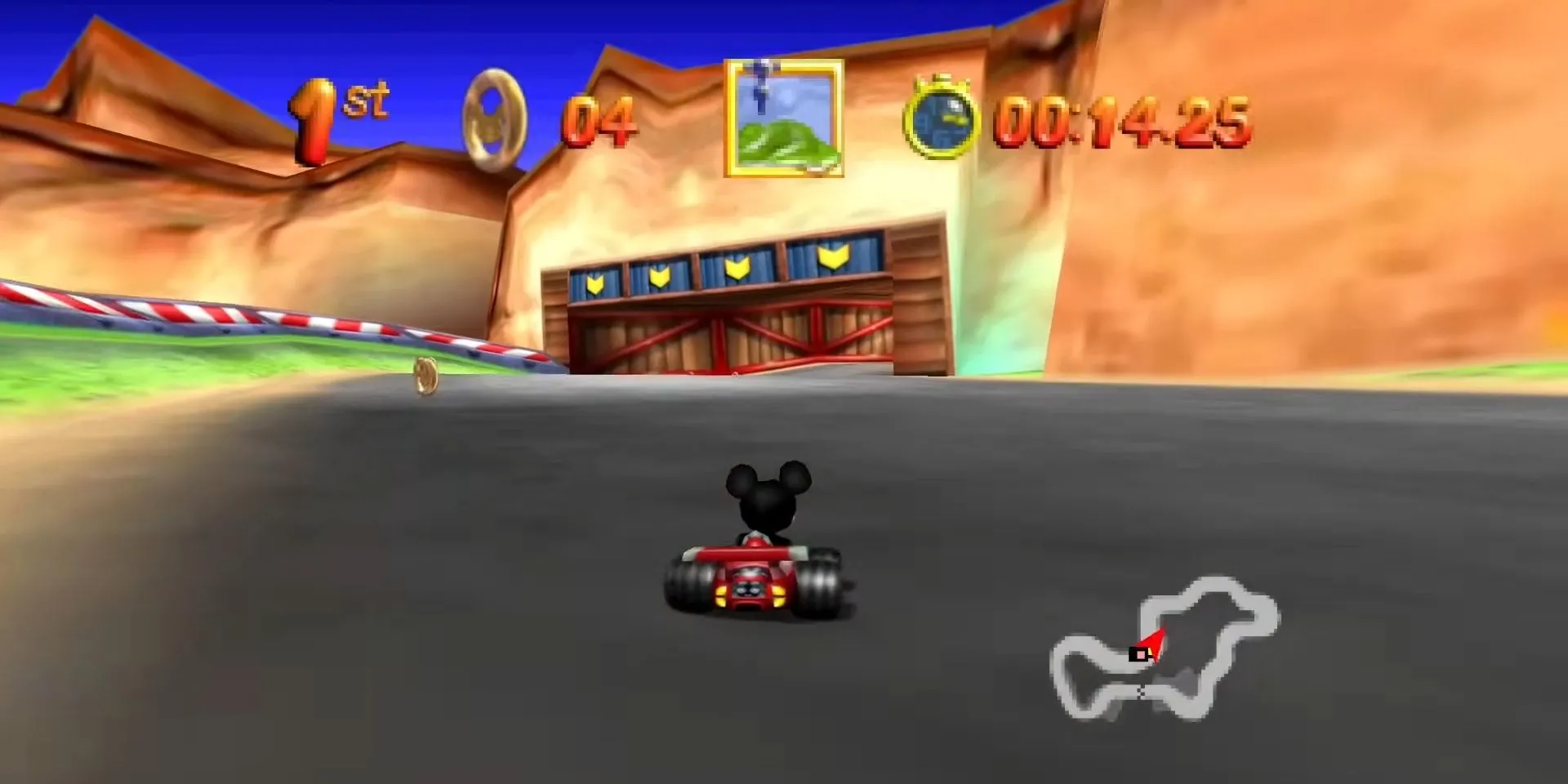 Chuột Mickey đua xe trên bối cảnh sa mạc New Mexico trong Mickey's Speedway USA
