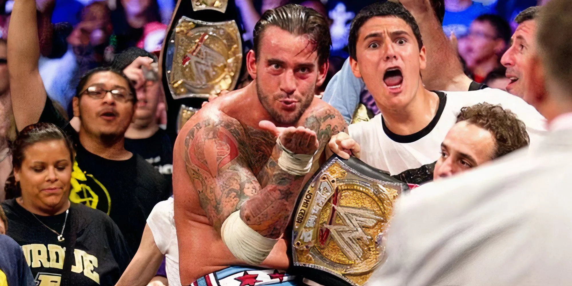 CM Punk hôn gió tạm biệt Vince McMahon sau khi giành đai WWE tại Money in the Bank 2011, khởi đầu 'Summer of Punk'.