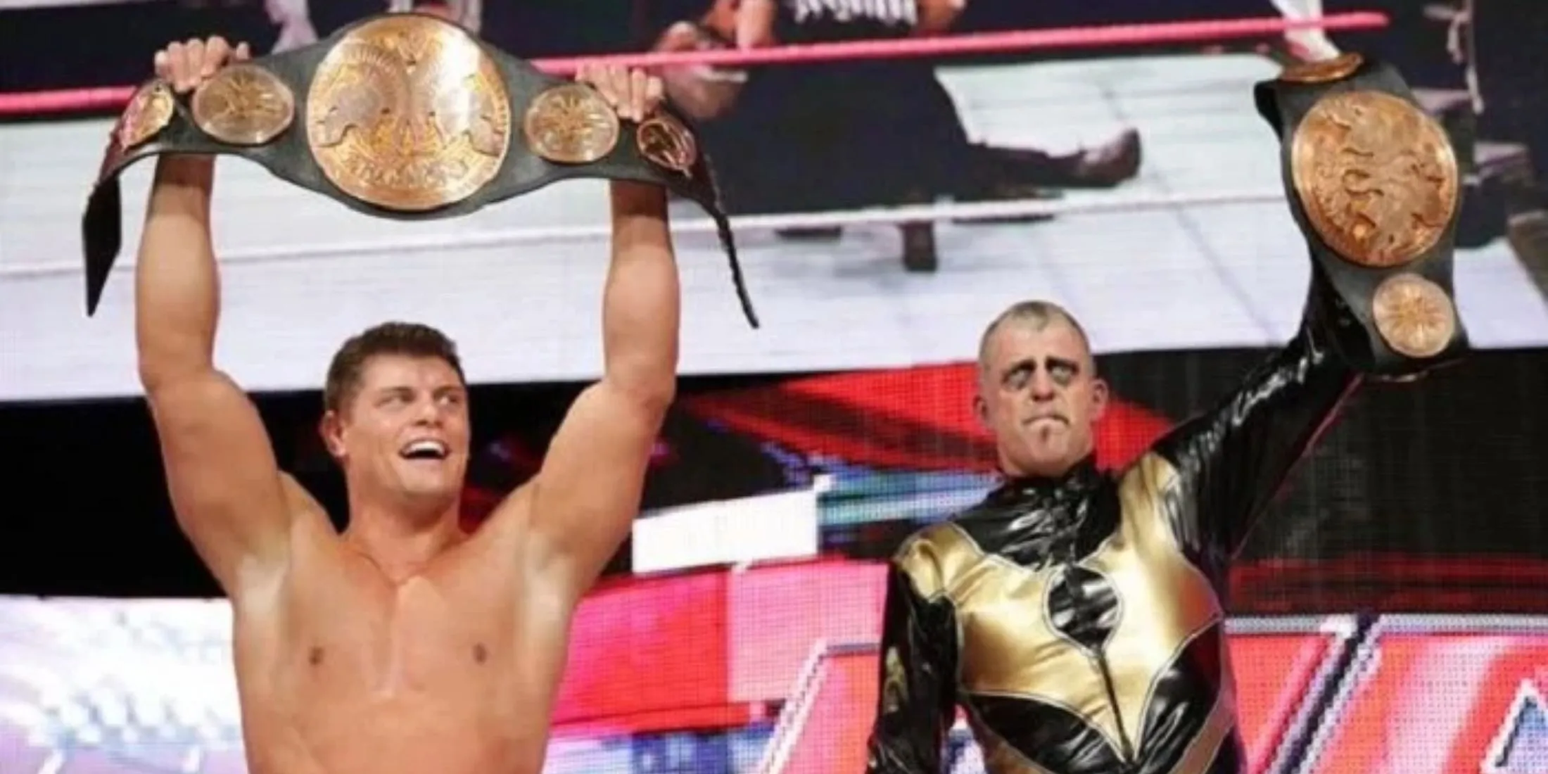 Cody Rhodes và Goldust, anh em nhà Rhodes, cùng đai vô địch đồng đội WWE