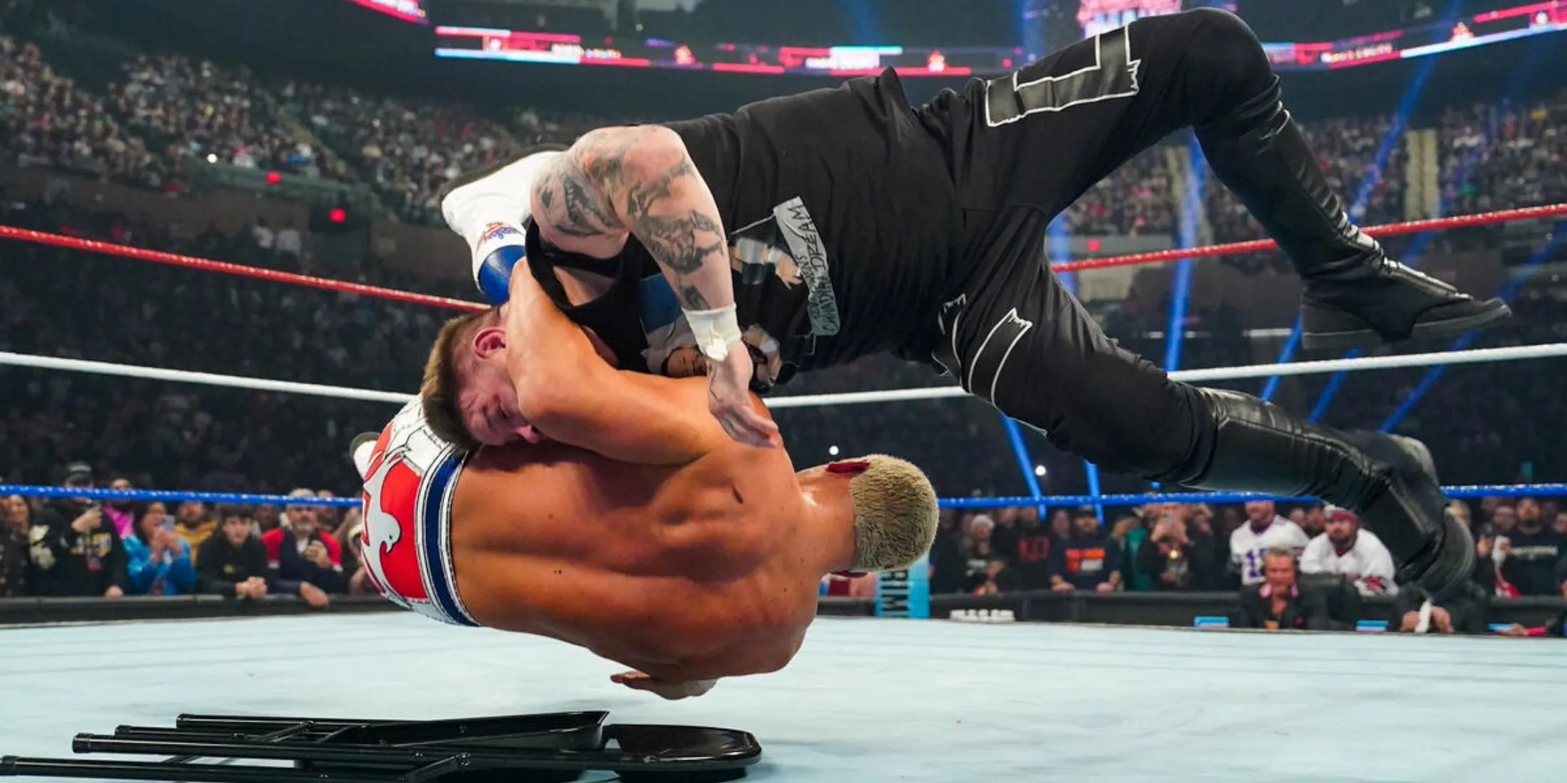 Cody Rhodes và Kevin Owens trong trận đấu tại Saturday Night Main Event WWE