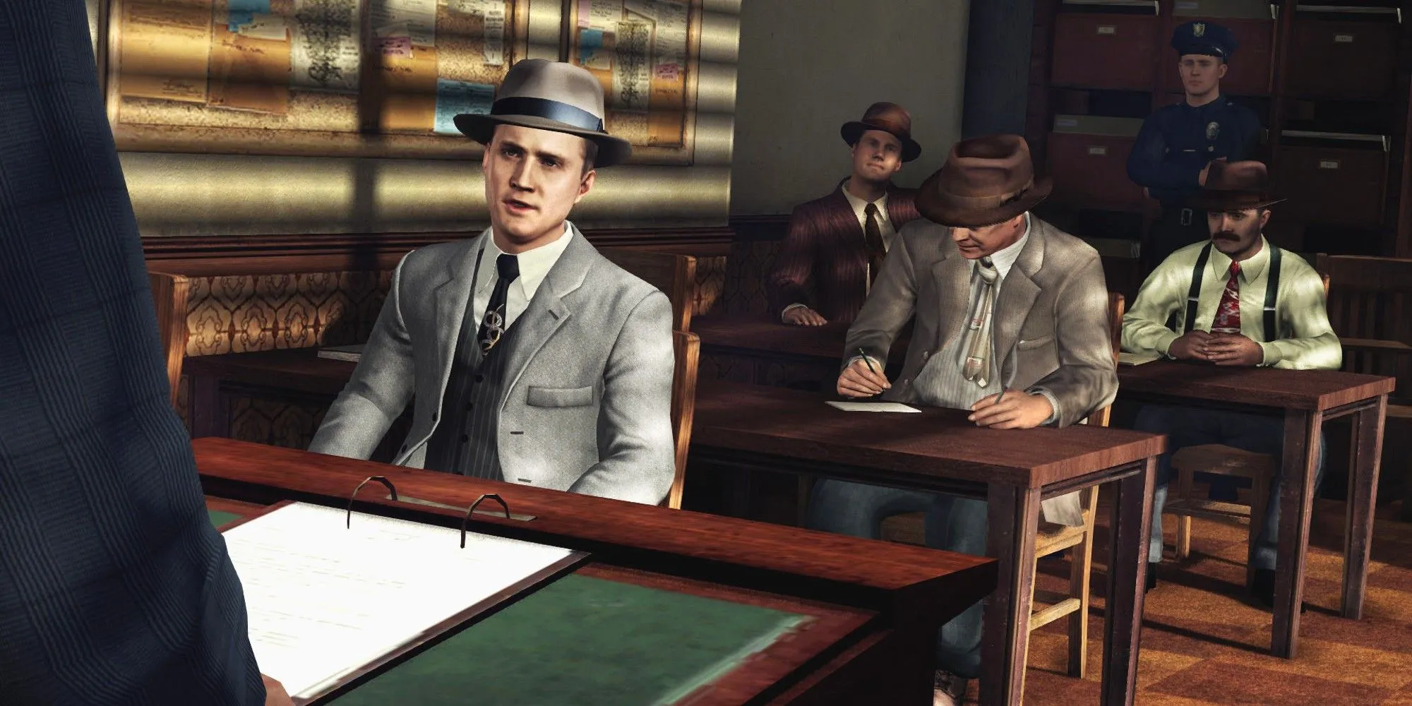 Cole Phelps và đồng nghiệp trong một buổi họp giao ban tại đồn cảnh sát trong game LA Noire