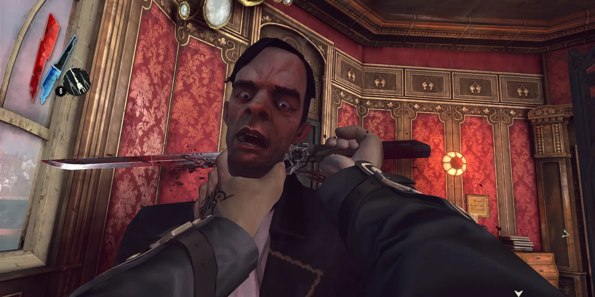 Corvo Attano, nhân vật chính của Dishonored, đứng nhìn ra thành phố Dunwall từ một góc khuất