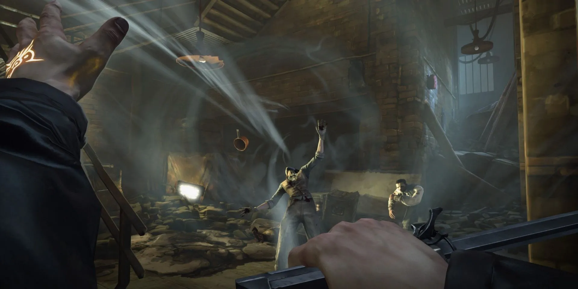 Corvo Attano sử dụng khả năng Dịch chuyển tức thời (Blink) để di chuyển qua mái nhà trong Dishonored