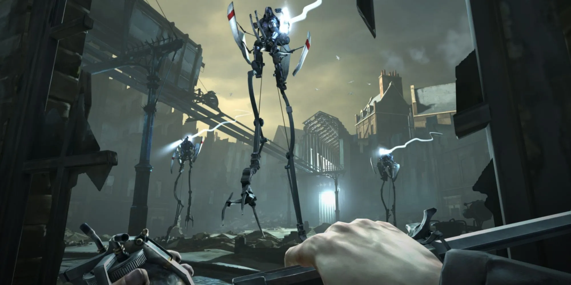 Corvo Attano trong trang phục ám sát đang di chuyển lén lút qua một hành lang tối trong Dishonored
