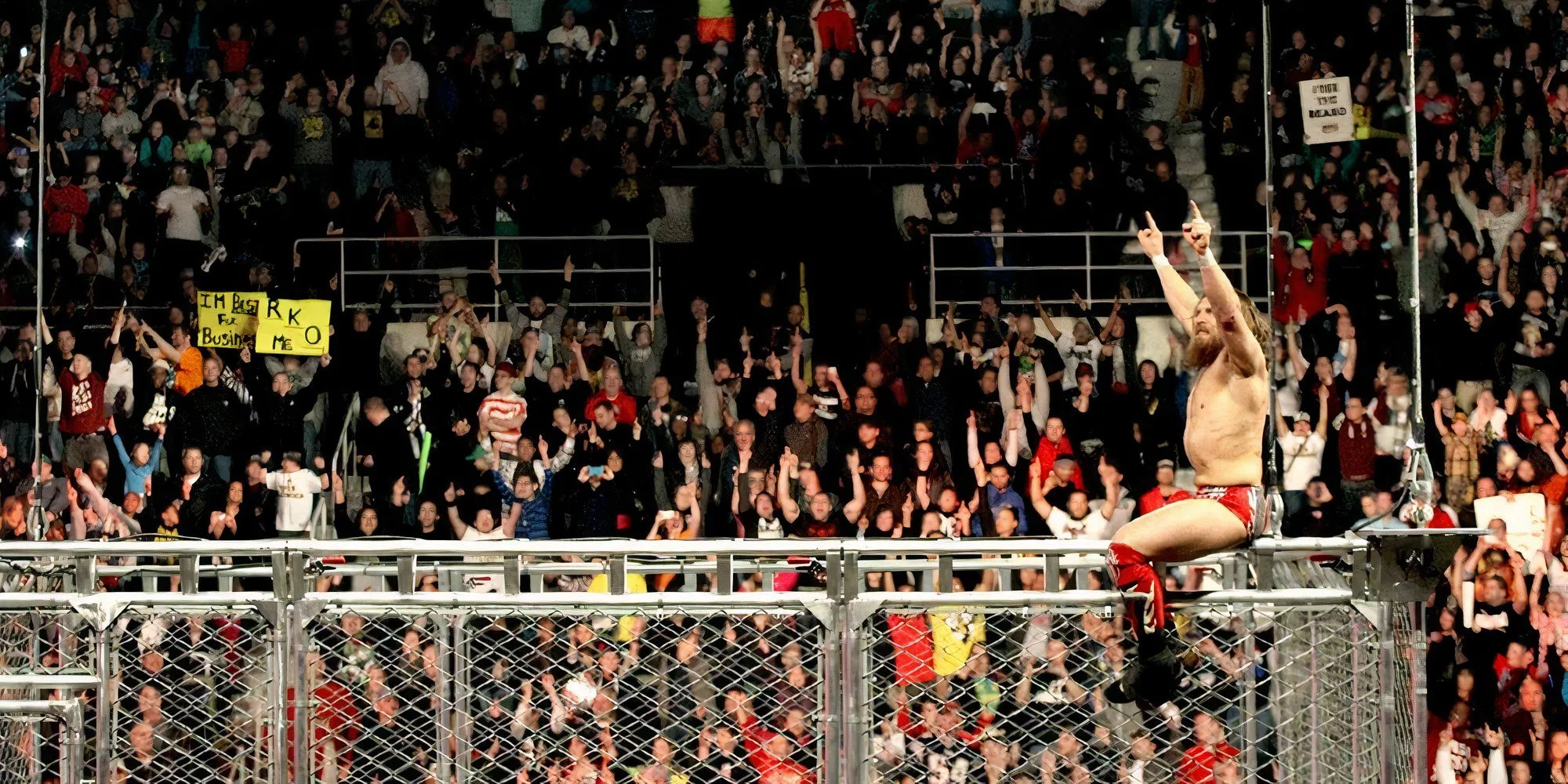 Daniel Bryan hô vang YES! trên nóc lồng thép tại sự kiện WWE Raw ngày 13/1/2014, đánh dấu cú chuyển phe ấn tượng.