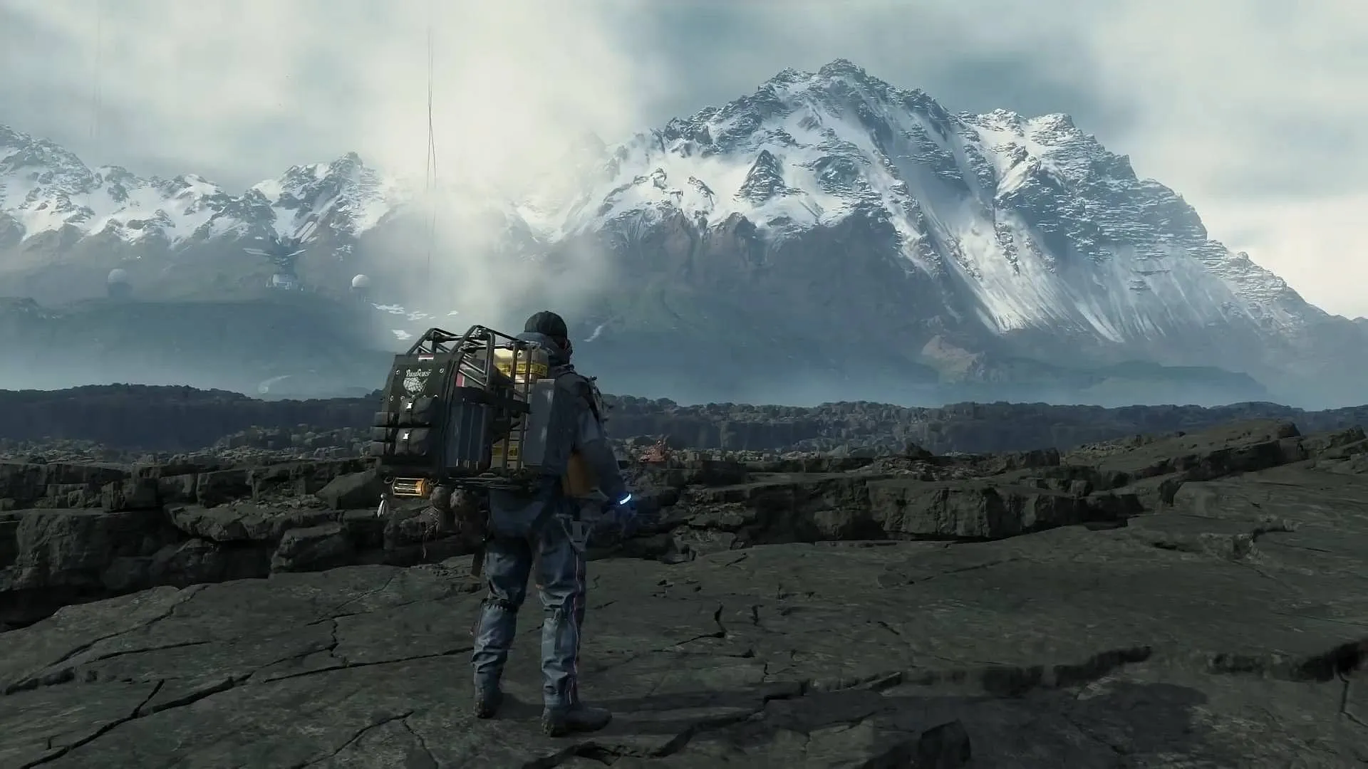 Death Stranding: Sam Porter Bridges di chuyển qua địa hình núi non rộng lớn